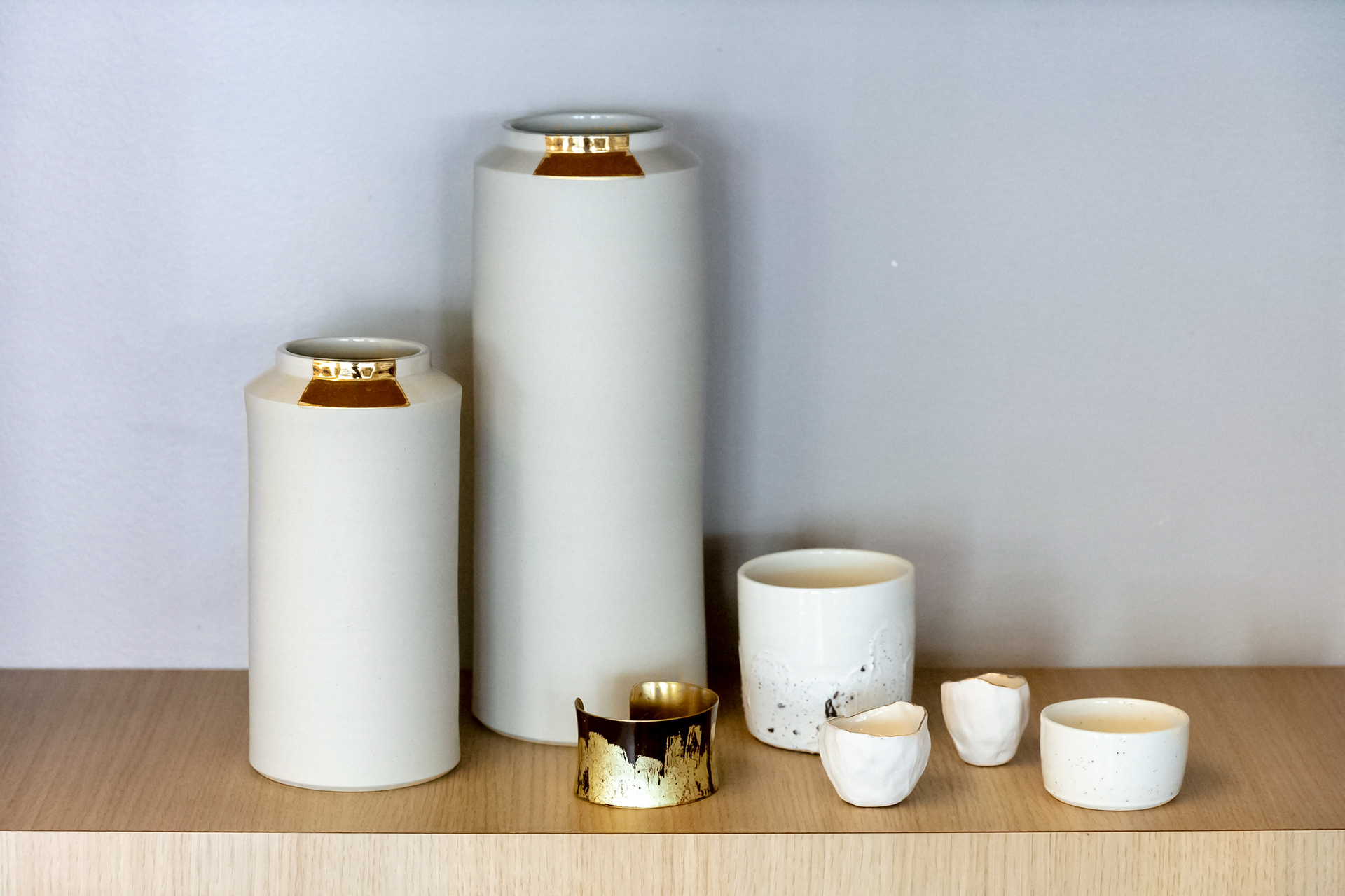 Vase droit en céramique et or - 70€ et 140€ | Manchette en métal laqué - 140€