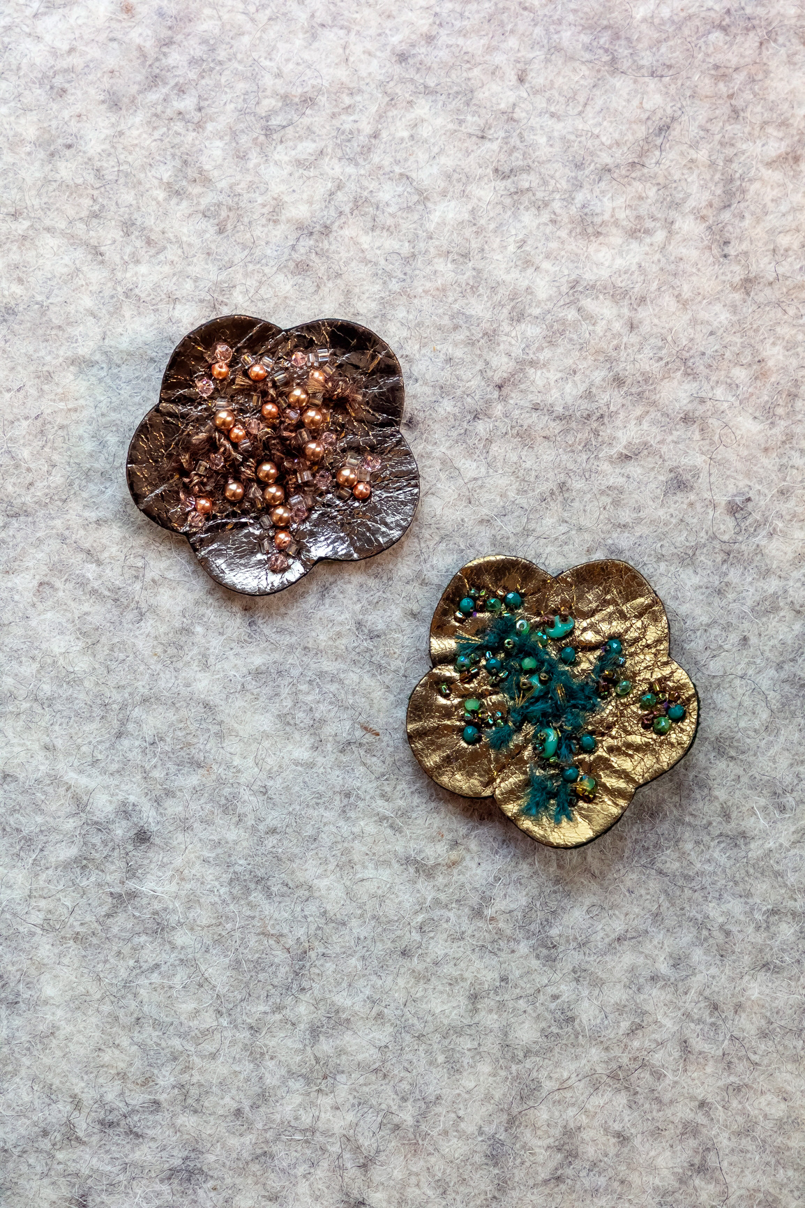 Broche Anémone en cuir brodé - 45€