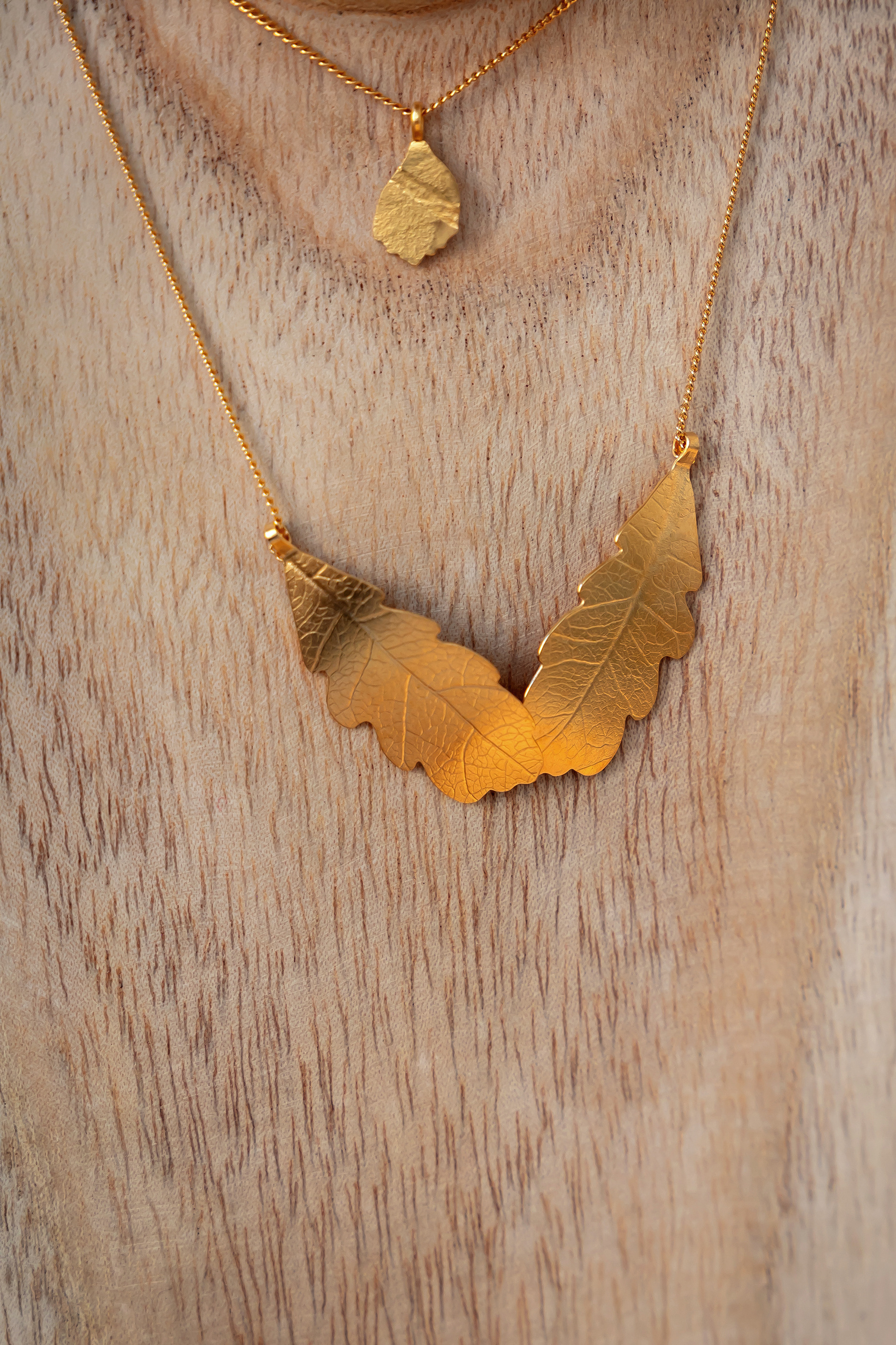Collier pétale en laiton doré 55€ - Collier chêne grandes feuilles double en laiton doré 130€