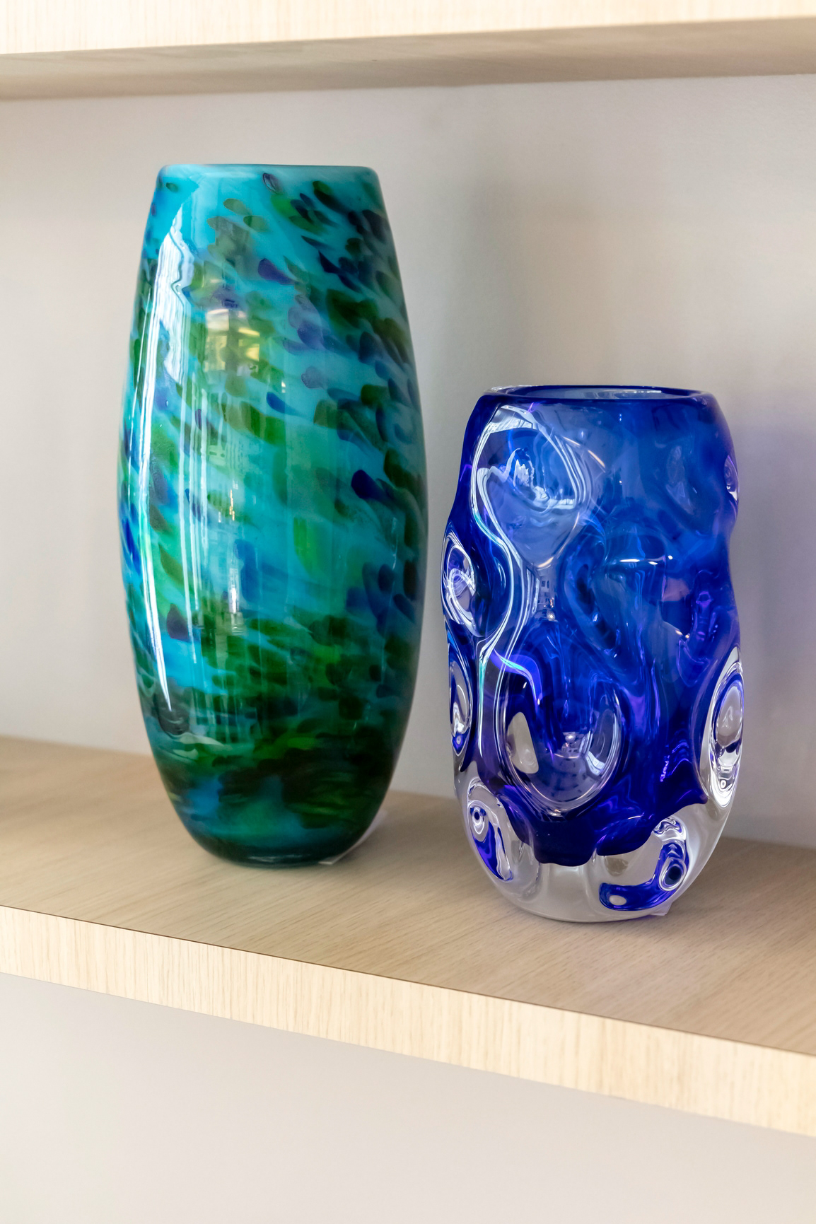 Vase "Oblong" en verre 250€ - Vase "Cailloux" en verre 420€