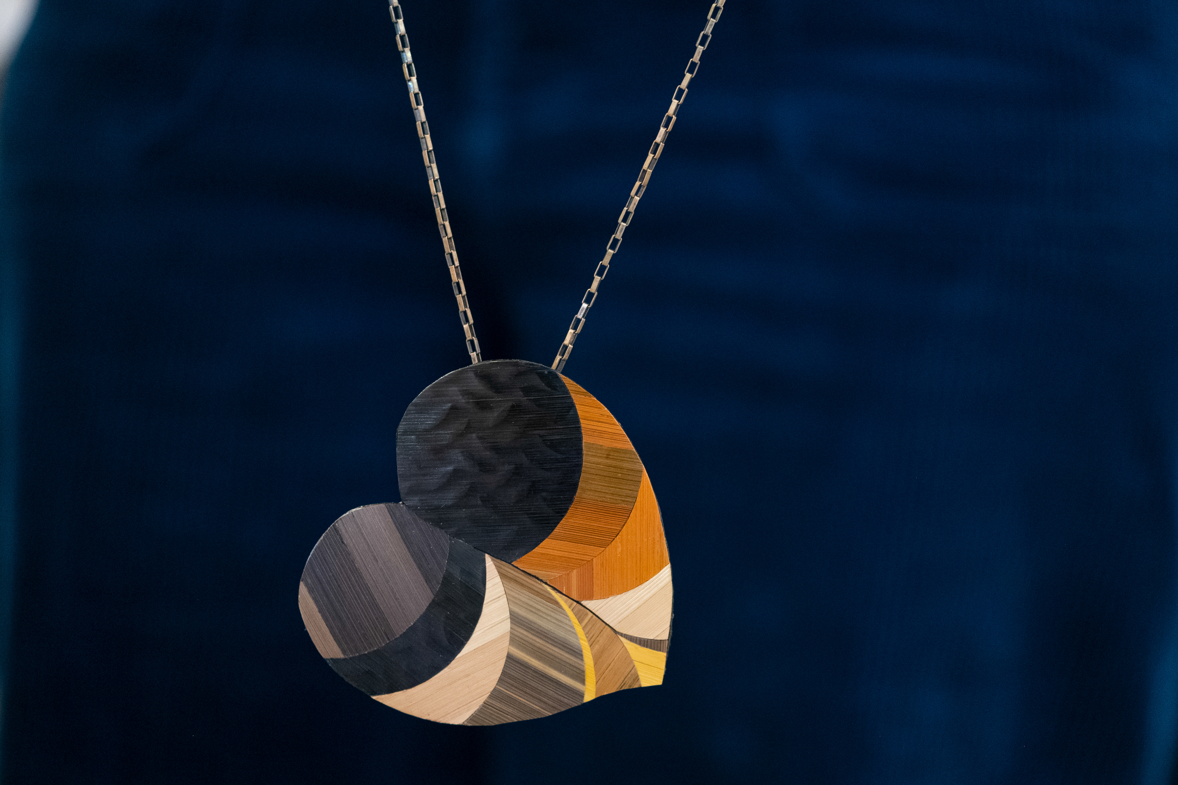 Pendentif en marqueterie de paille et cuir - 80€