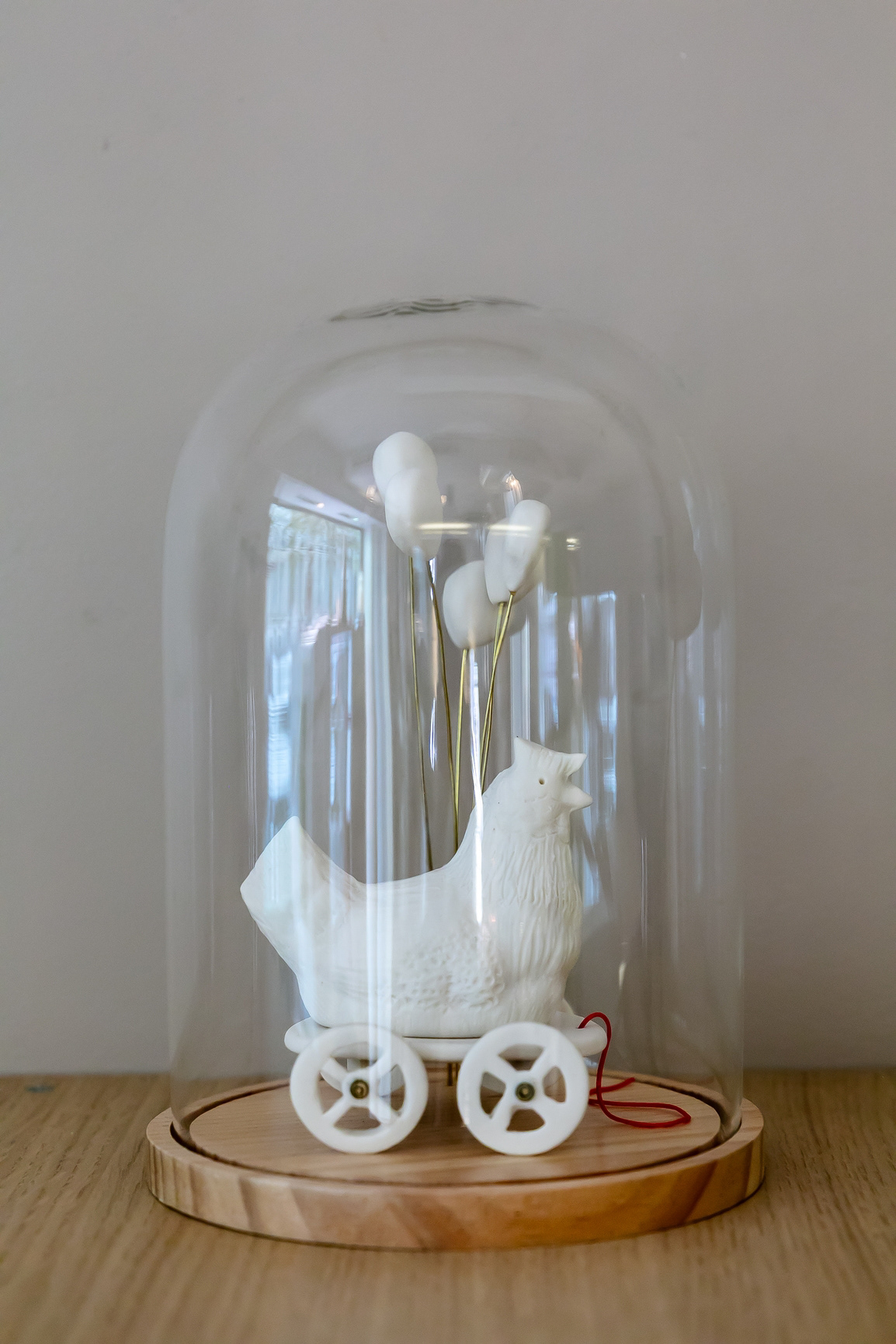 Cloche "Roule la poule" en porcelaine - 190€