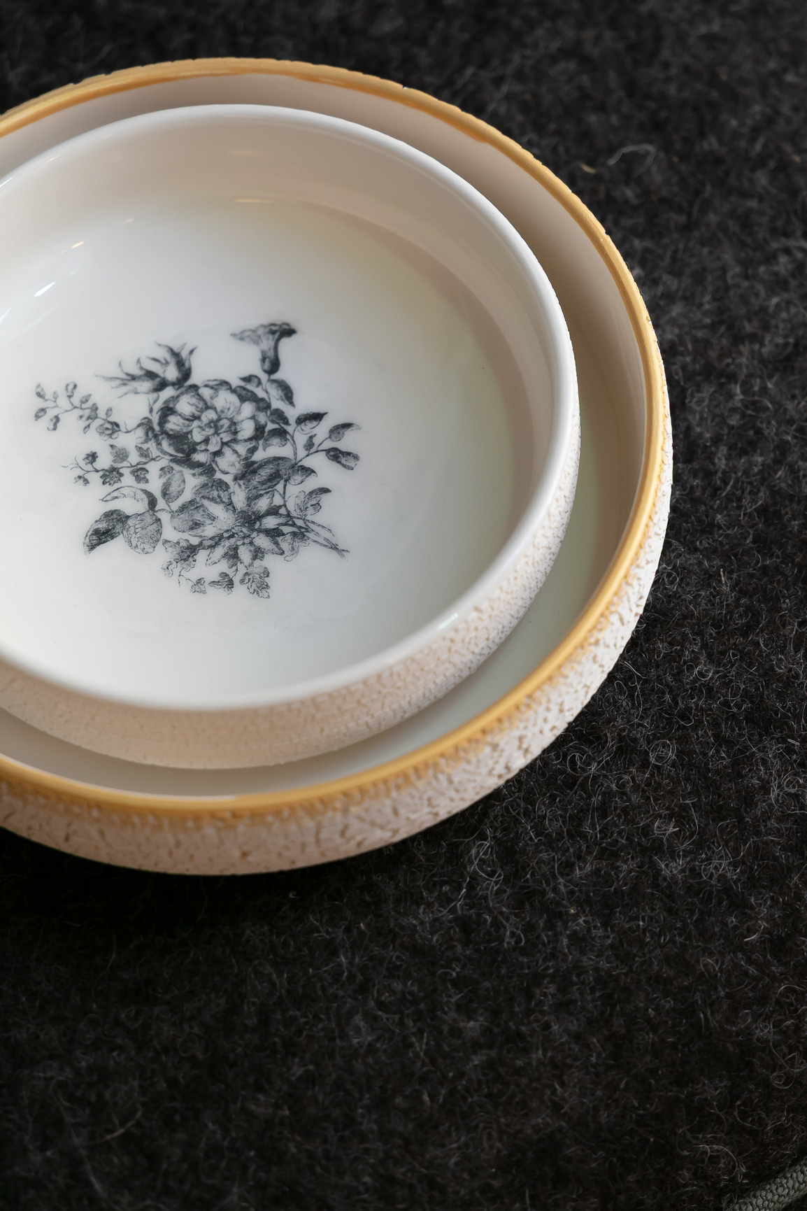 Assiette transfert fleurs en faïence 70€ - Grande assiette transfert fleur faïence & or 95€