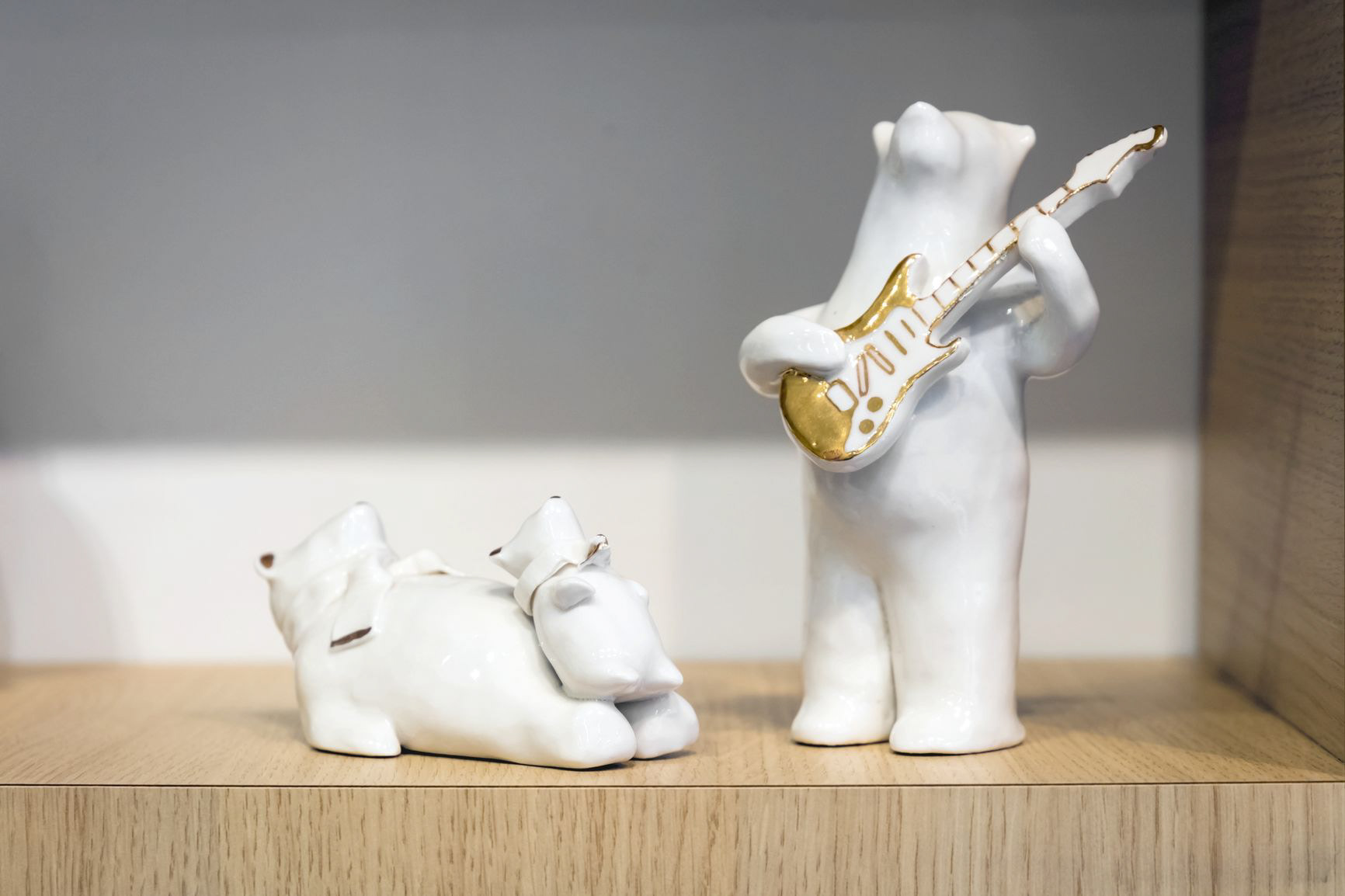 Ours Allongé avec ourson en porcelaine dorée à l'or fin 280€ - Ours Guitariste 280€