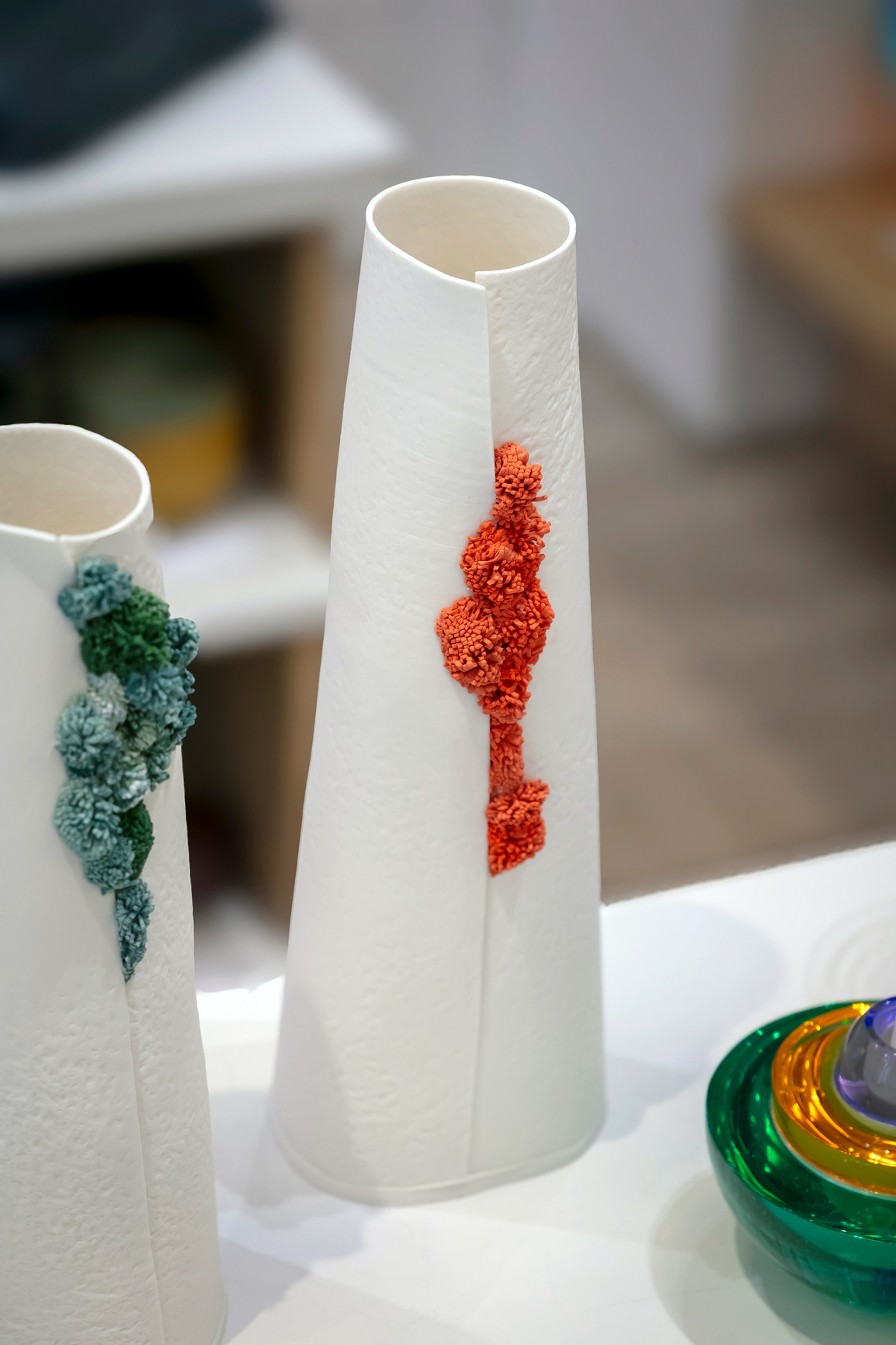 Vase corail et blanc en porcelaine 180€ - Vase en porcelaine bleu et blanc 170€