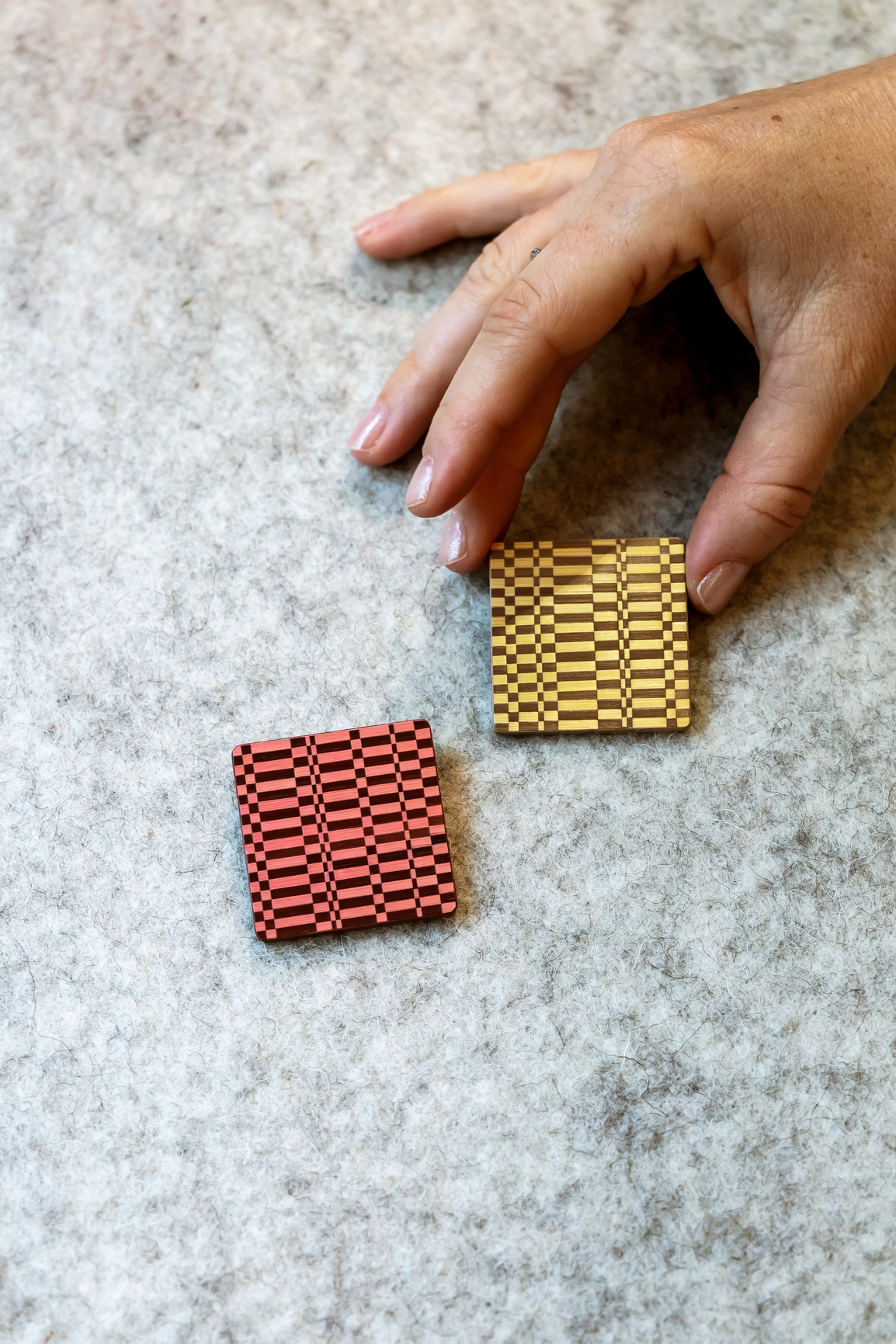 Broche Damier en marqueterie de paille - 50€