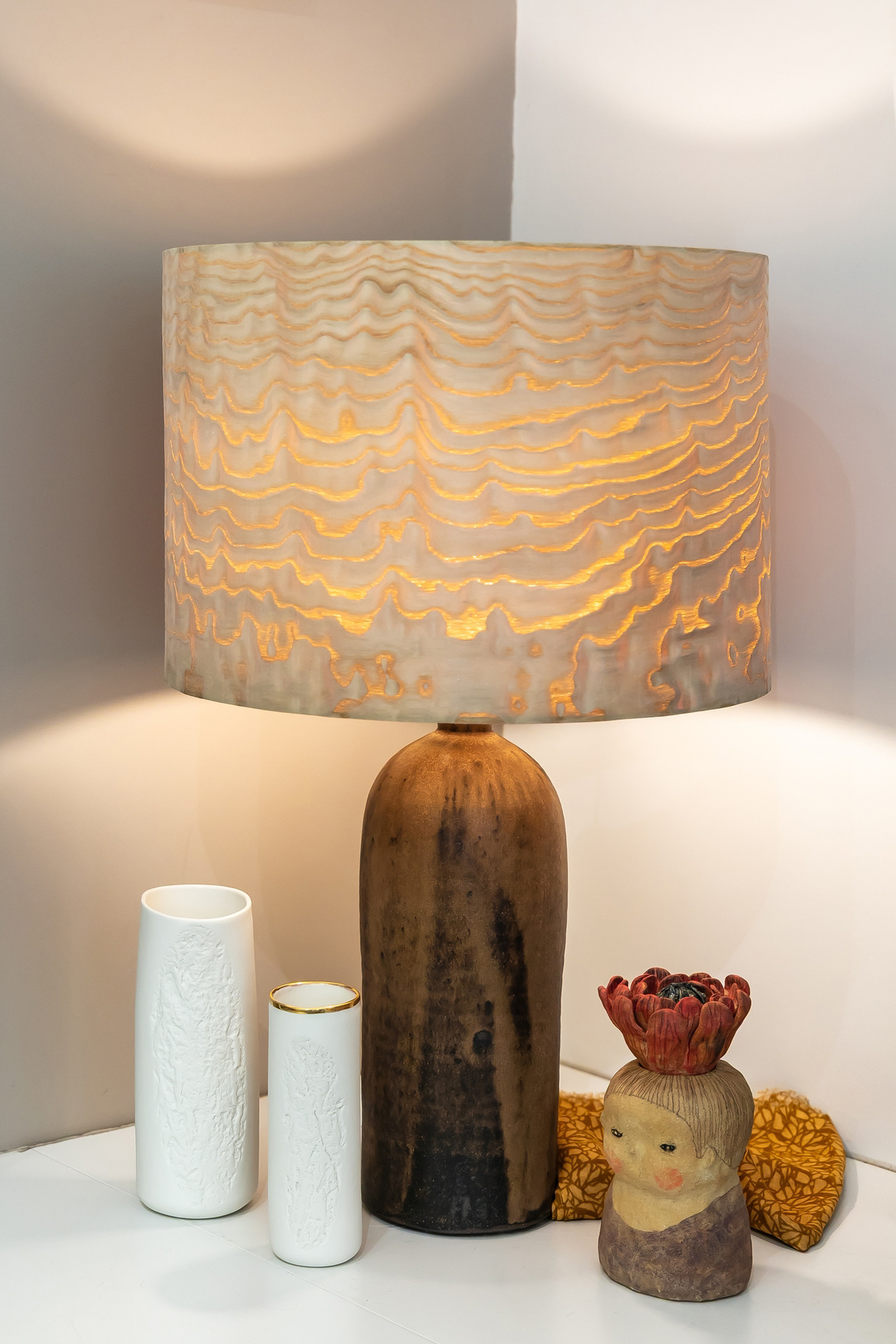 Lampe en bois et grès - 450€