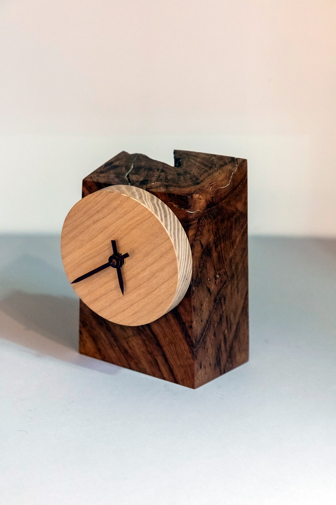 Horloge à poser "Éclipse" en chêne et frêne - 130€