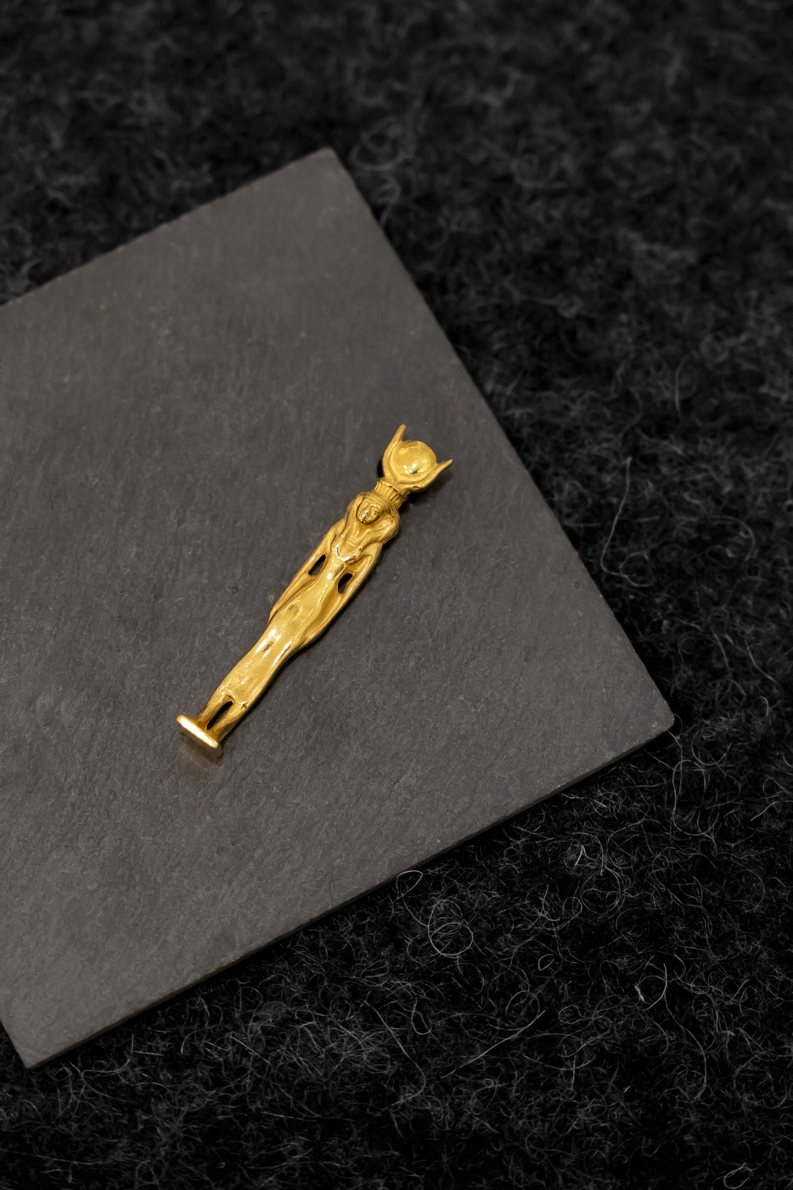 Pendentif Déesse Arthor en laiton doré - 199€