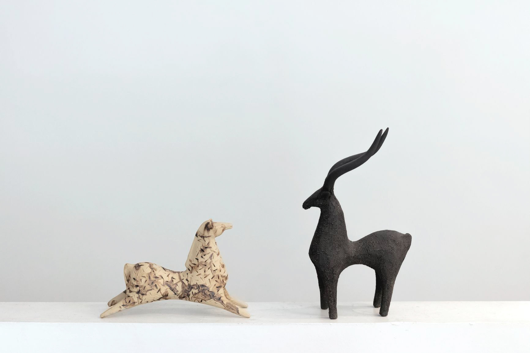 Sculpture cheval ou gazelle en grès - 154€