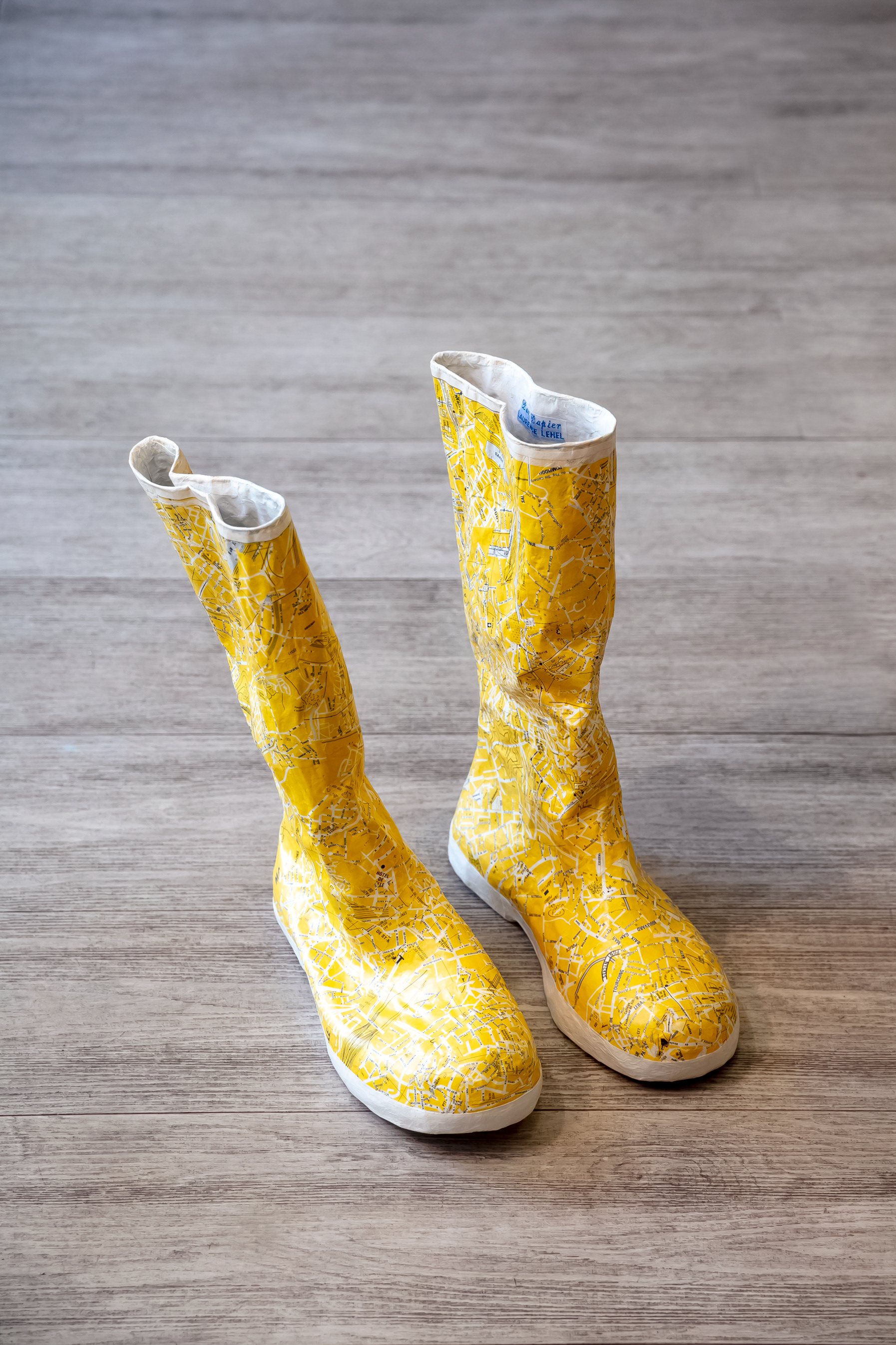 Bottes Jaune en papier maché - 580 €