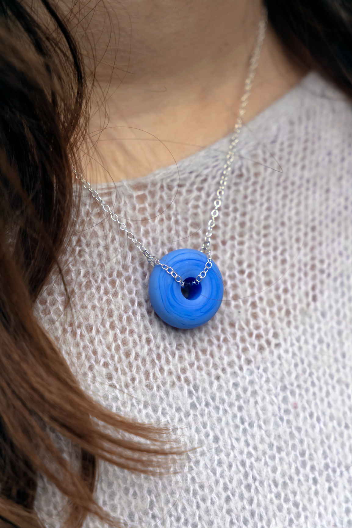 Collier "Pop" en verre et argent - 45€