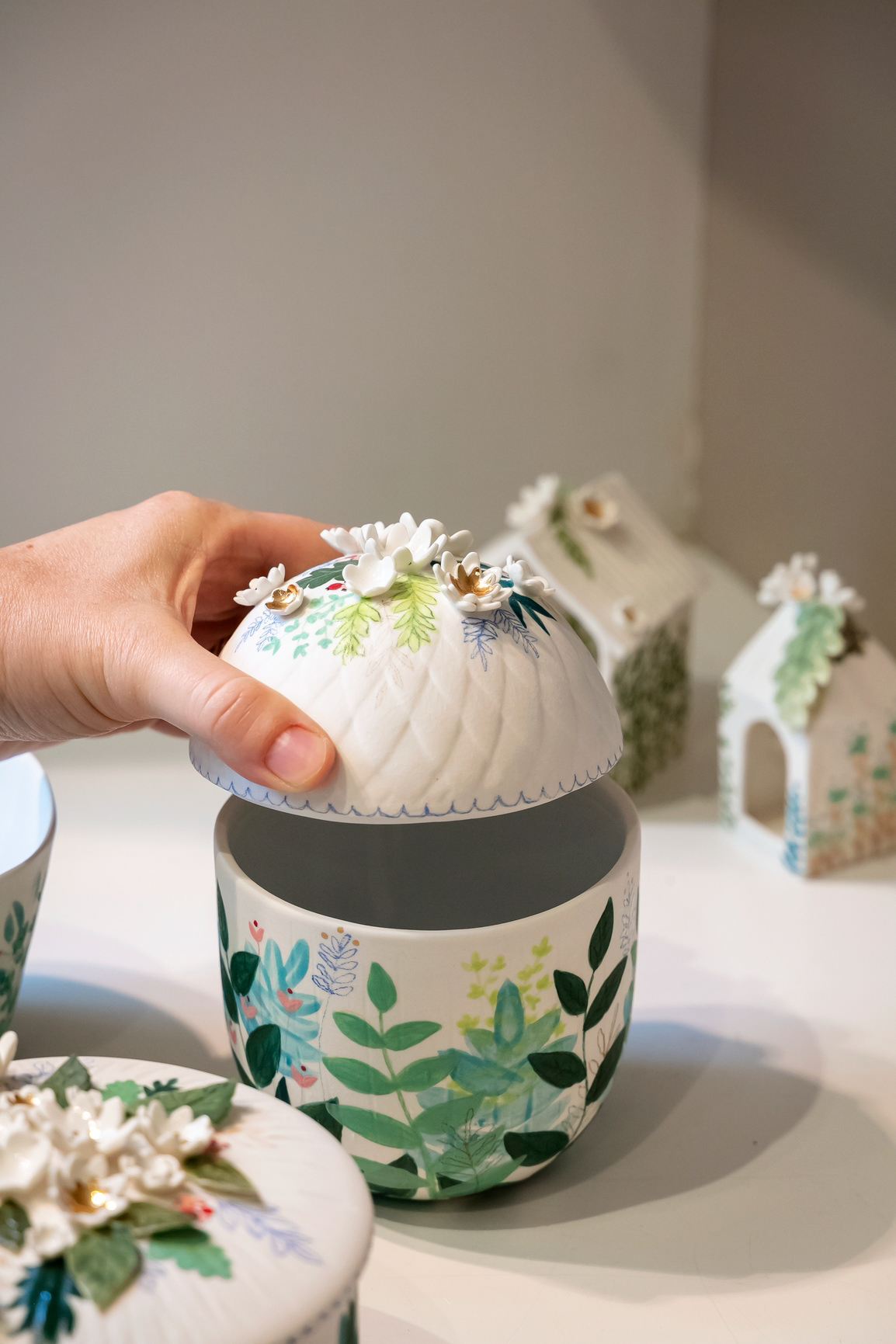 Boite à secret en porcelaine peinte - 340€