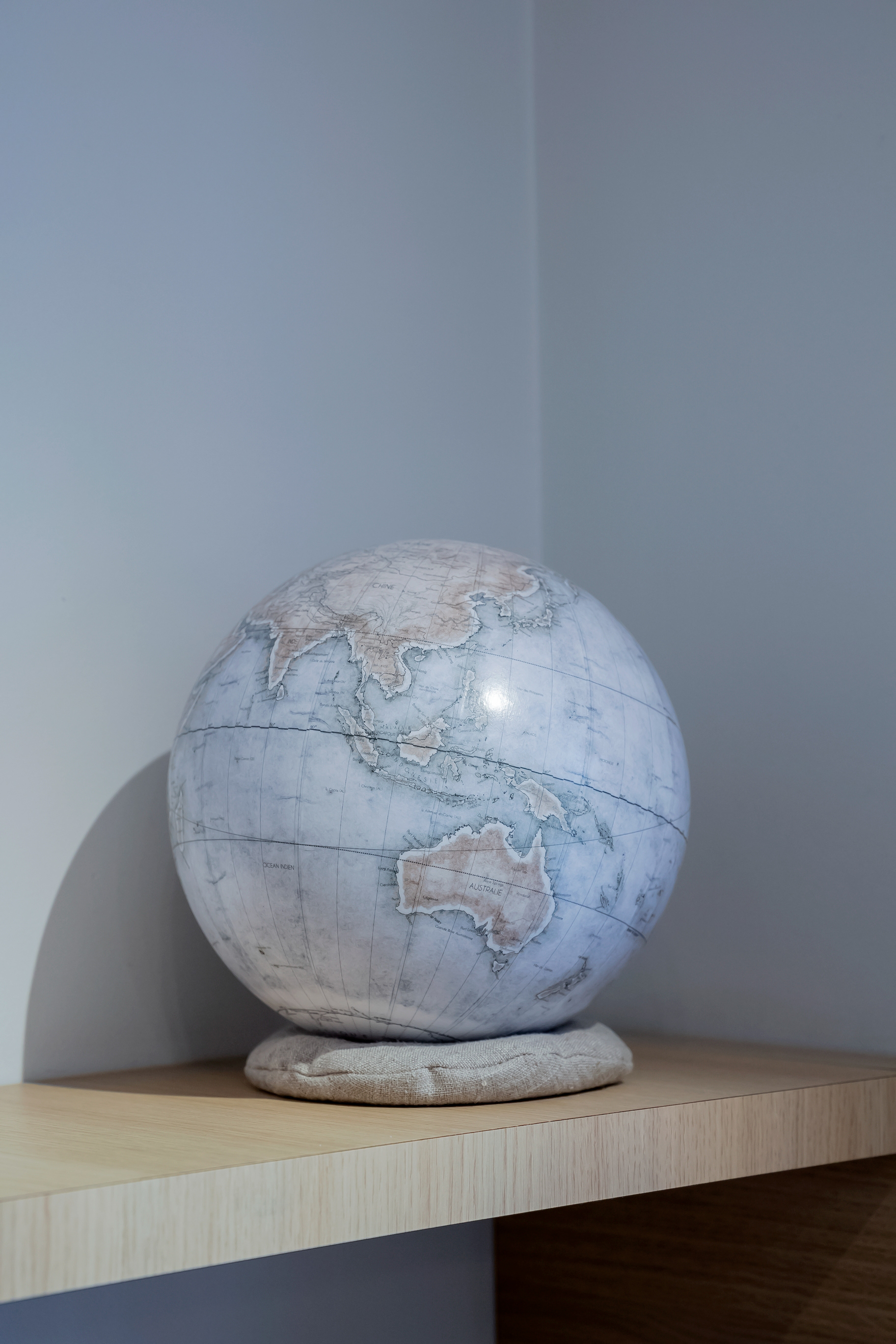Globe terrestre dessiné et peint à la main - 520€