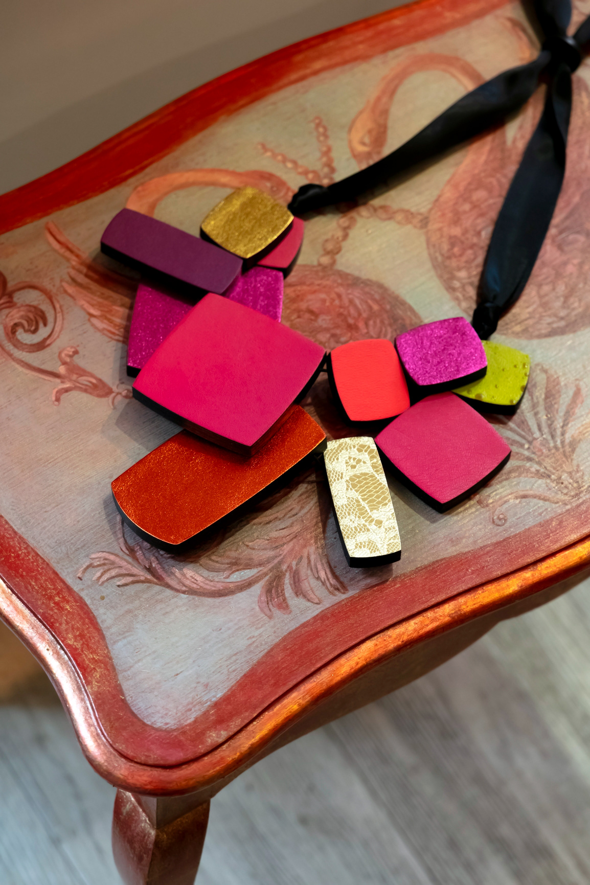 Collier "Plastron 11 rectangles" en cuir - 630€