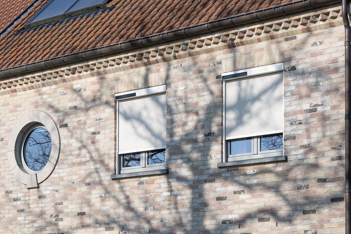 Buitenscreen met zonnecel, gelijk met de gevel