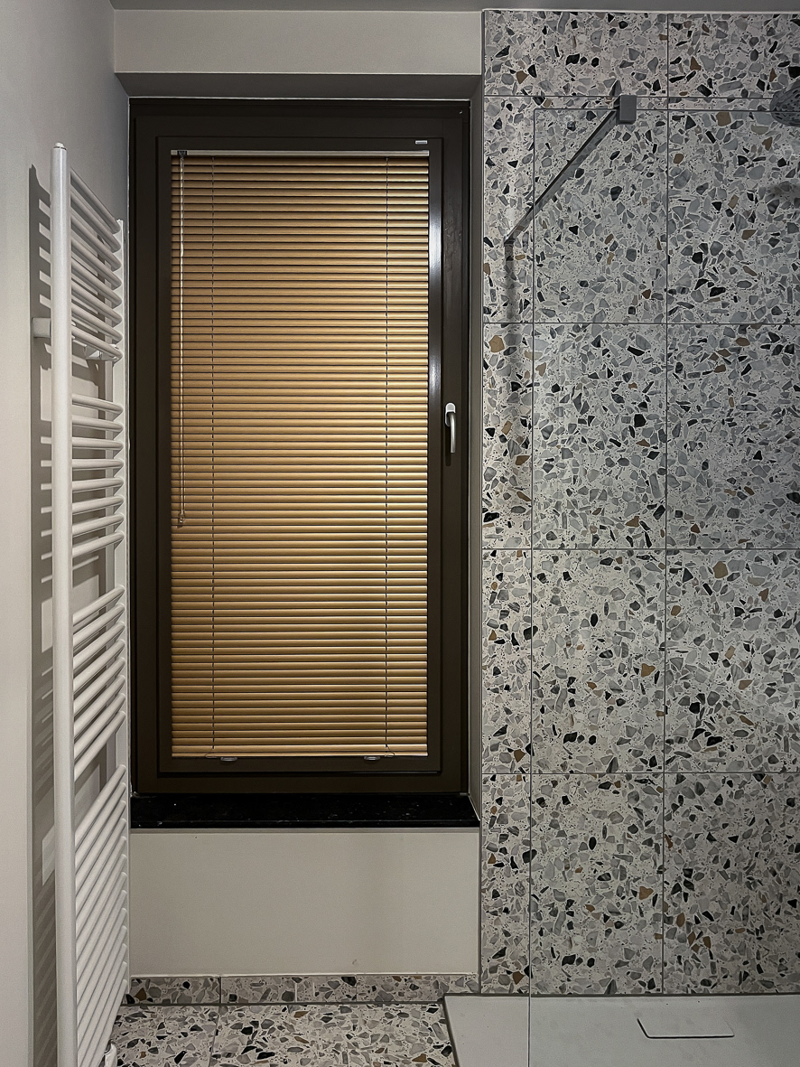 In de badkamer is de easy-click ook ideaal, met de alu jalouzie geen problemen met vocht