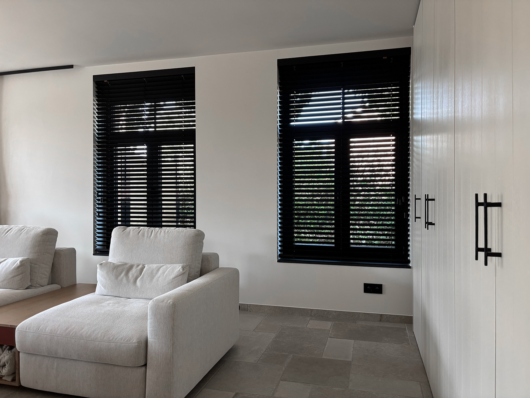 Zwarte houten lamellen in de dag geplaatst, gelijke overgang van de muur