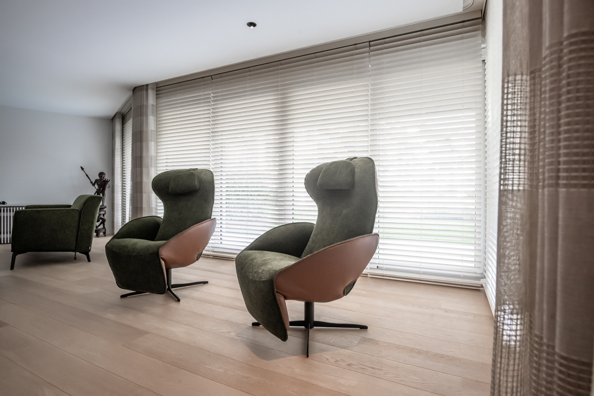 Houten jaloezie gecombineerd met inbetween gordijn