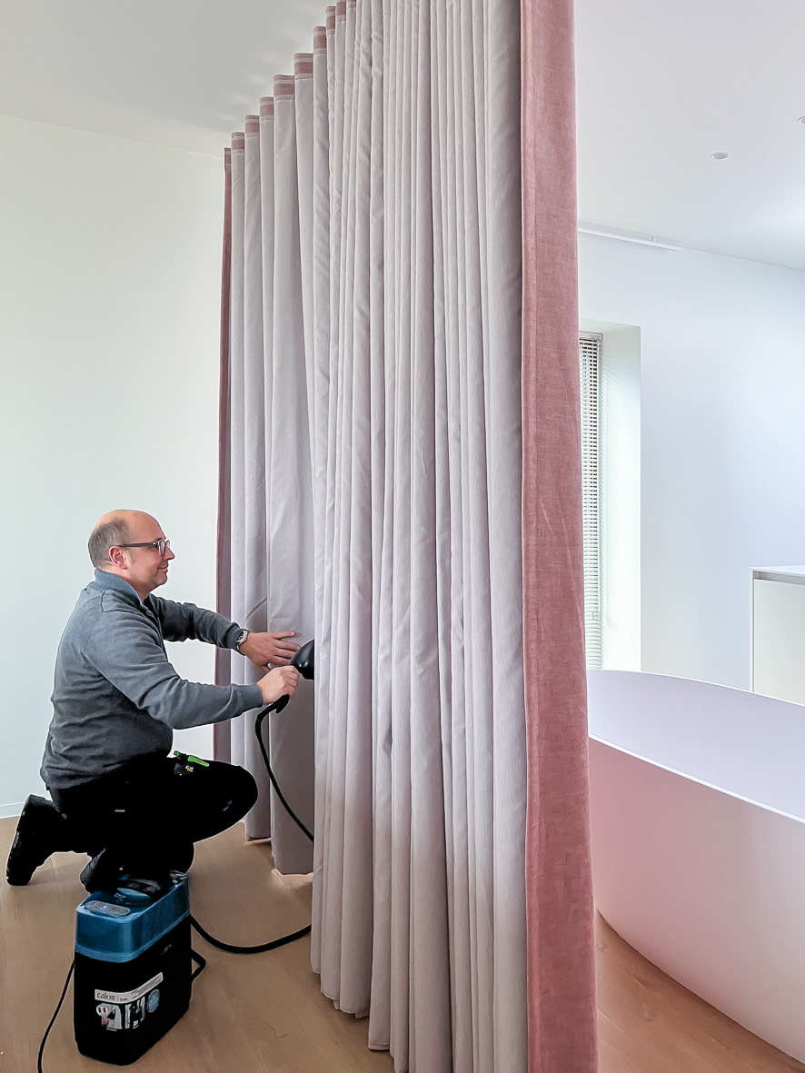 gordijnen worden bij plaatsing altijd gestoomd om alles kreukvrij te maken