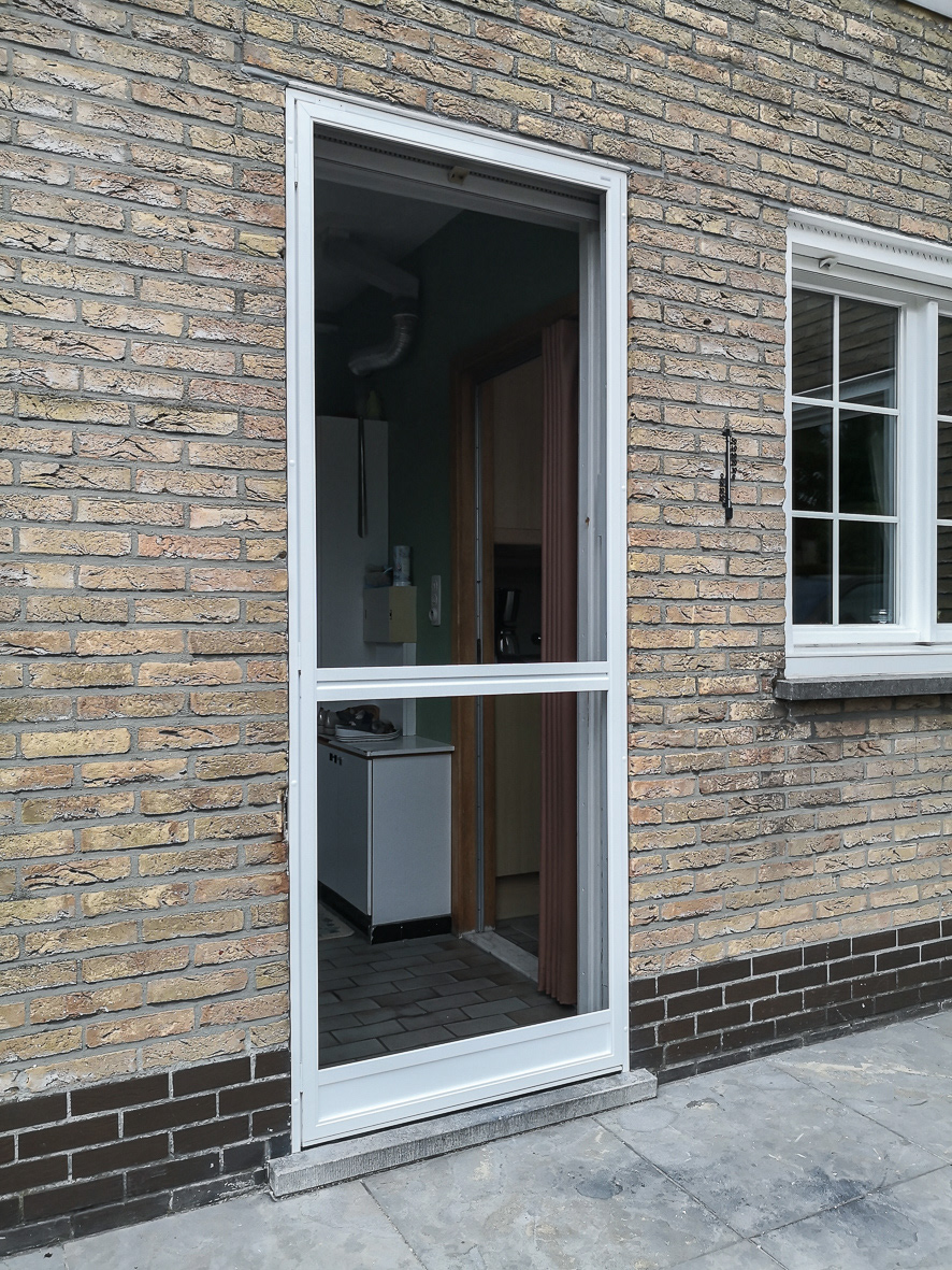 Draaideur in de dag geplaatst met schepplaat