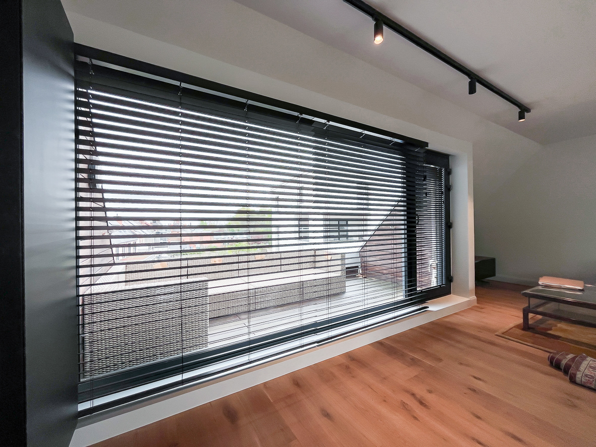 Houten lamel in combinatie met ingespannen versie voor de deur