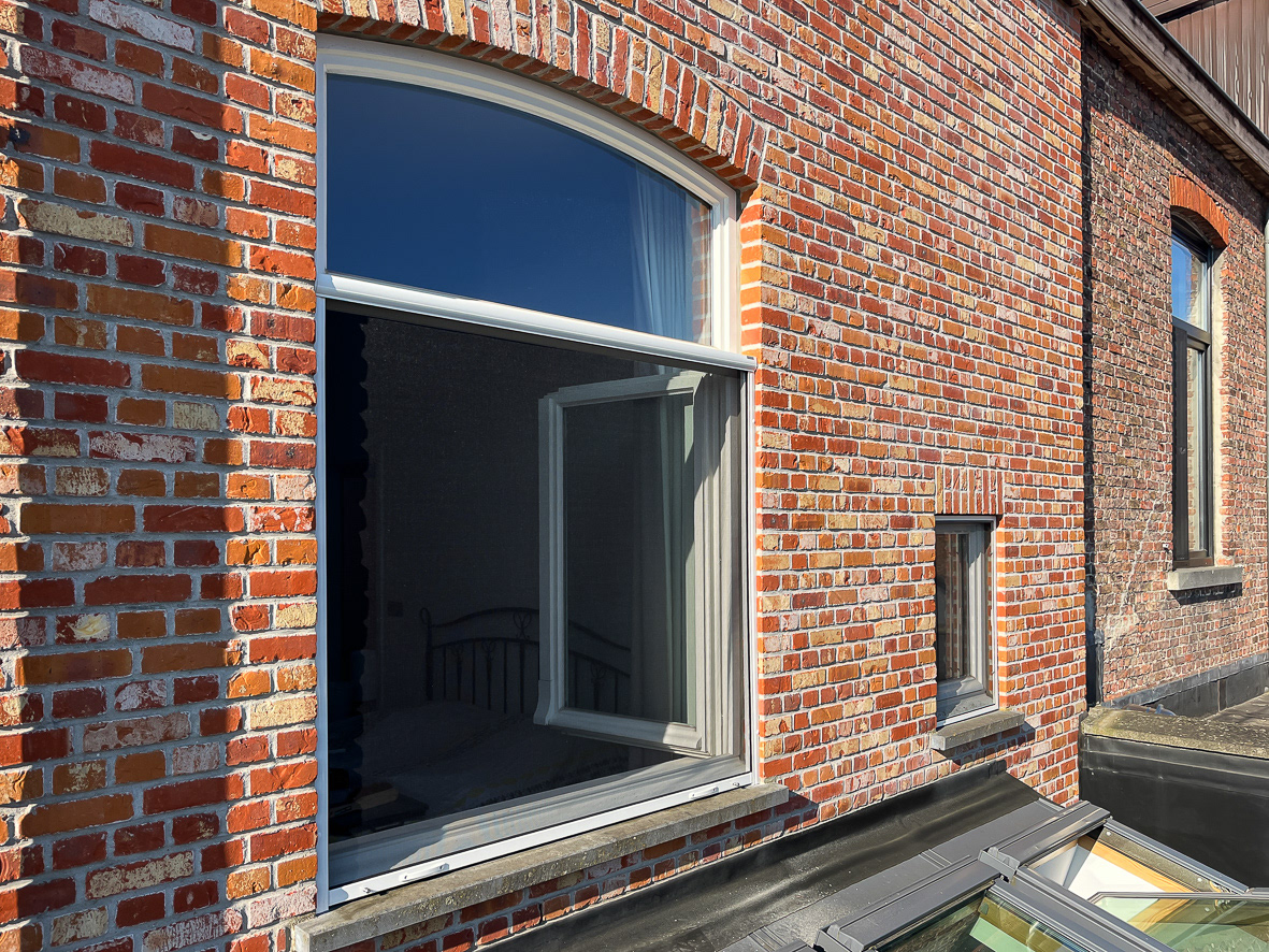 Rolhor in de dag aan de buitenzijde geplaatst