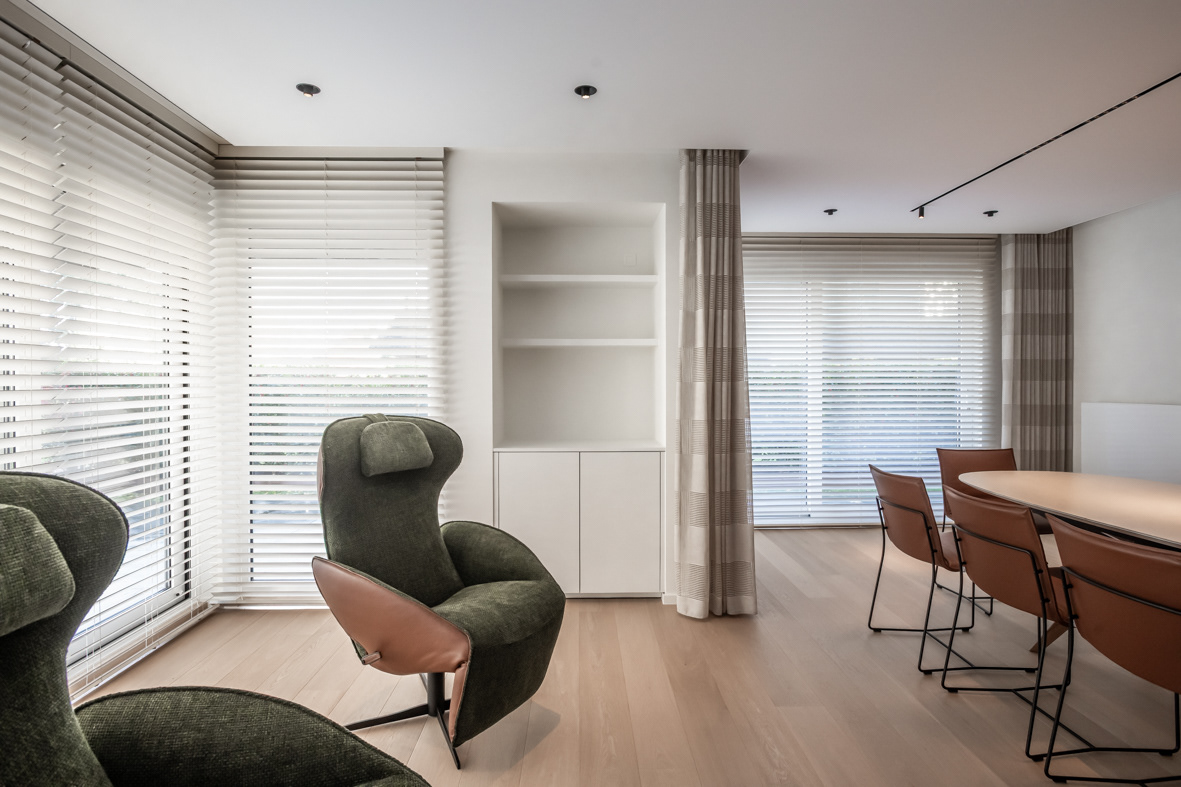 Houten jaloezie gecombineerd met inbetween gordijn