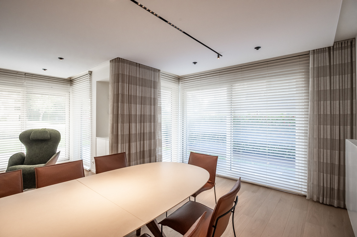 Houten jaloezie elektrisch aangesloten op Niko home control