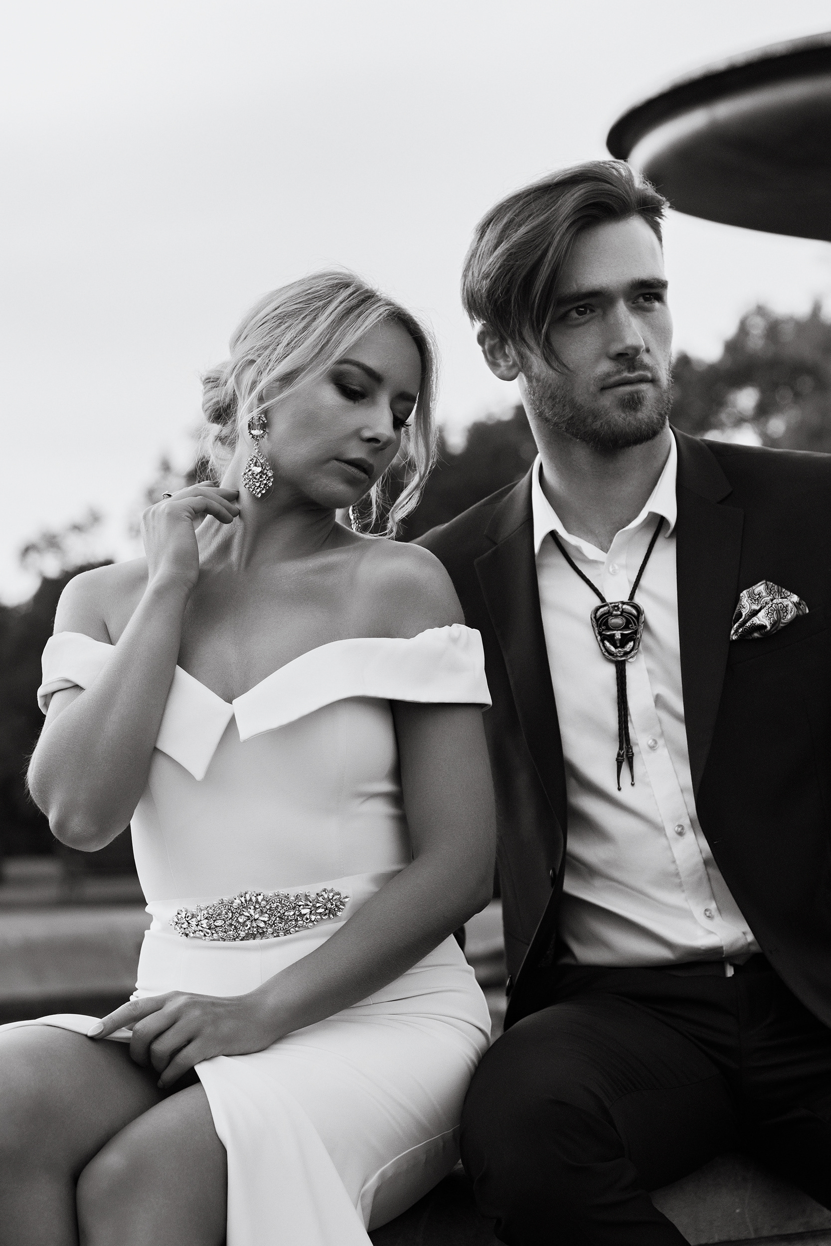 Elegancka sesje ślubna pary młodej w parku w Świerklańcu. Sesja ślubna w stylu glamour. Pan i Pani młoda przed fontanną. Zdjęcie w stylu magazynowym jak z okładki.