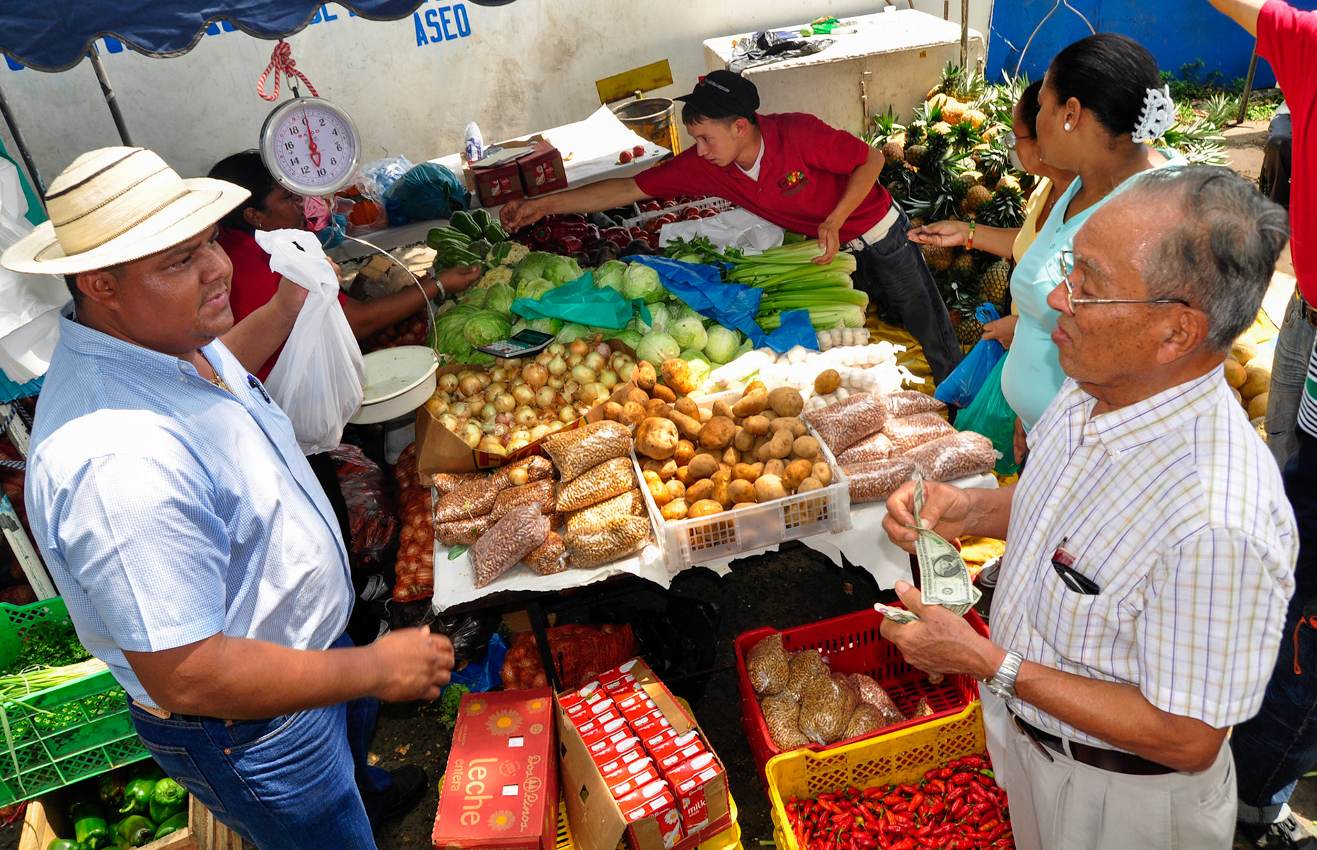 Republic of Panama. 04/29/2011. The Cleanliness Authority organized a multi-store with the sale of agricultural products, benefiting employees who work cleaning the city. By: Edwin Gonzalez / La Estrella de Panama.
