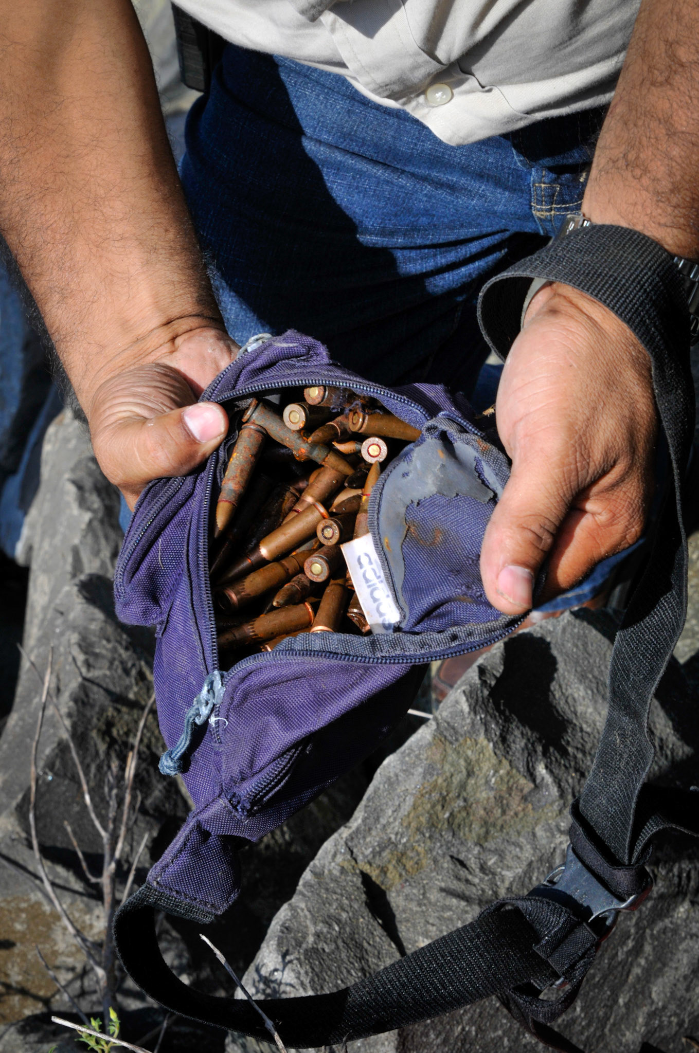 PANAMA, REPUBLICA DE PANAMA, 22/12/2010.LUEGO DE UN AVISO A LA POLICIA DE SAN FRANCISCO, ESTOS SE ACERCARON A LOS LUGARES A ESO DE LAS 9 DE LA MAÑANA INICIARON LA BUSQUEDA EN BOCA LA CAJA DEL LADO CONTRARIO CRUZANDO LA VIA DEL CORREDOR EN MEDIO DE LAS ROCAS DEL RELLENO, LA POLICIA LLEGO A ENCONTRAR EN EL LUGAR 2 FUSILES AK47 Y UN FUSILT65, APROXIMADAMENTE MAS DE 50 KILOS DE PRESUNTO PEGON. LUEGO DE QUE SE ENCONTRSE, LA POLICIA SIGUIO CON LA BUSQUEDA EN OS LUGARES ALEDAÑOS DONDE ENCONTRARON MUNICINES DE AK47 Y T65 Y UNA ESPOSAS. LA ESTRELLA / EDWIN GONZALEZ