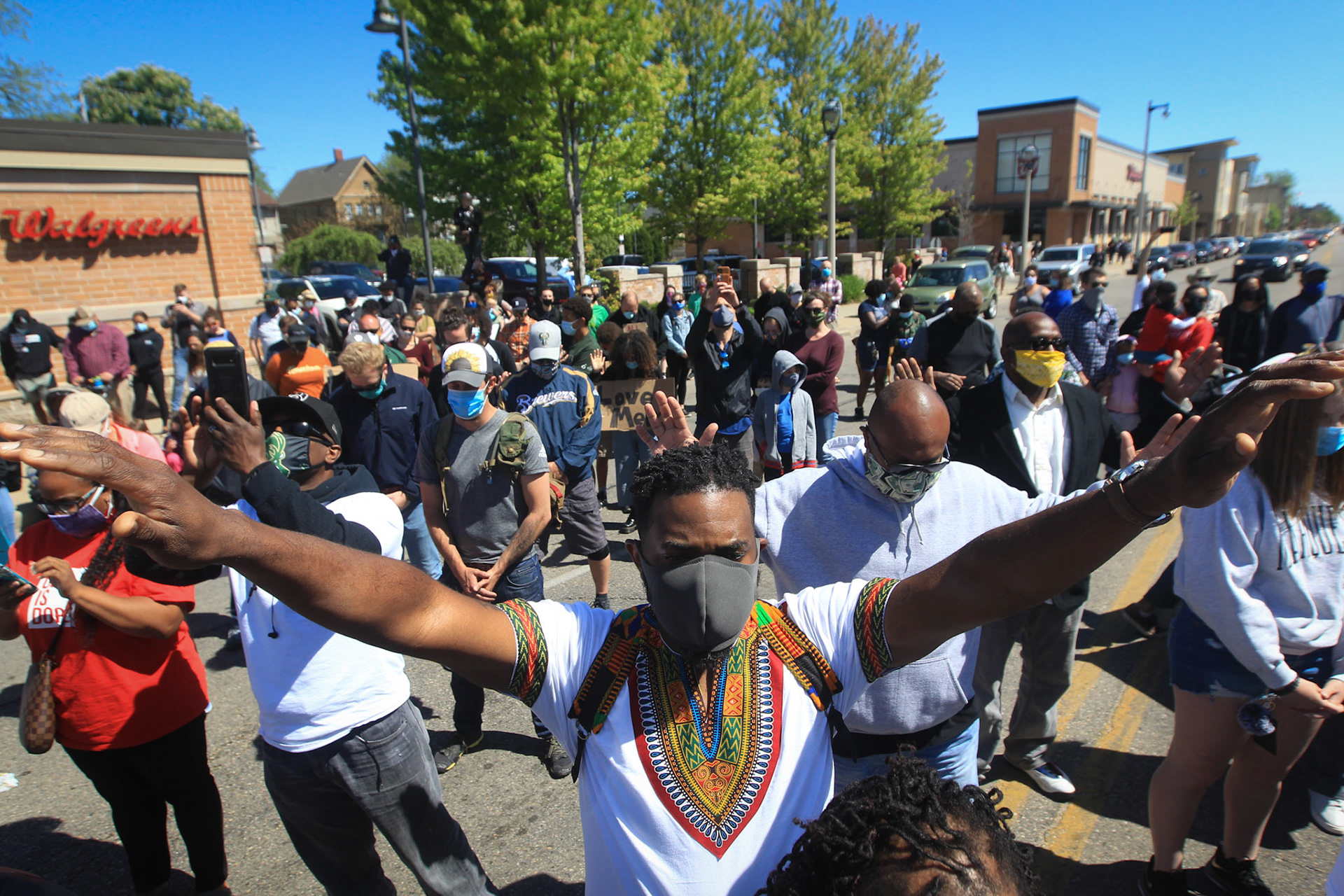 Milwaukee, WI, May 31. The third day of the march in Milwaukee was carried out peacefully, the march started from MLK and Locust to Oakland avenue, Hundreds of protesters cry out for justice after the murder of George Floyd caused by a police officer in Minneapolis . (photo by: Edwin Gonzalez)