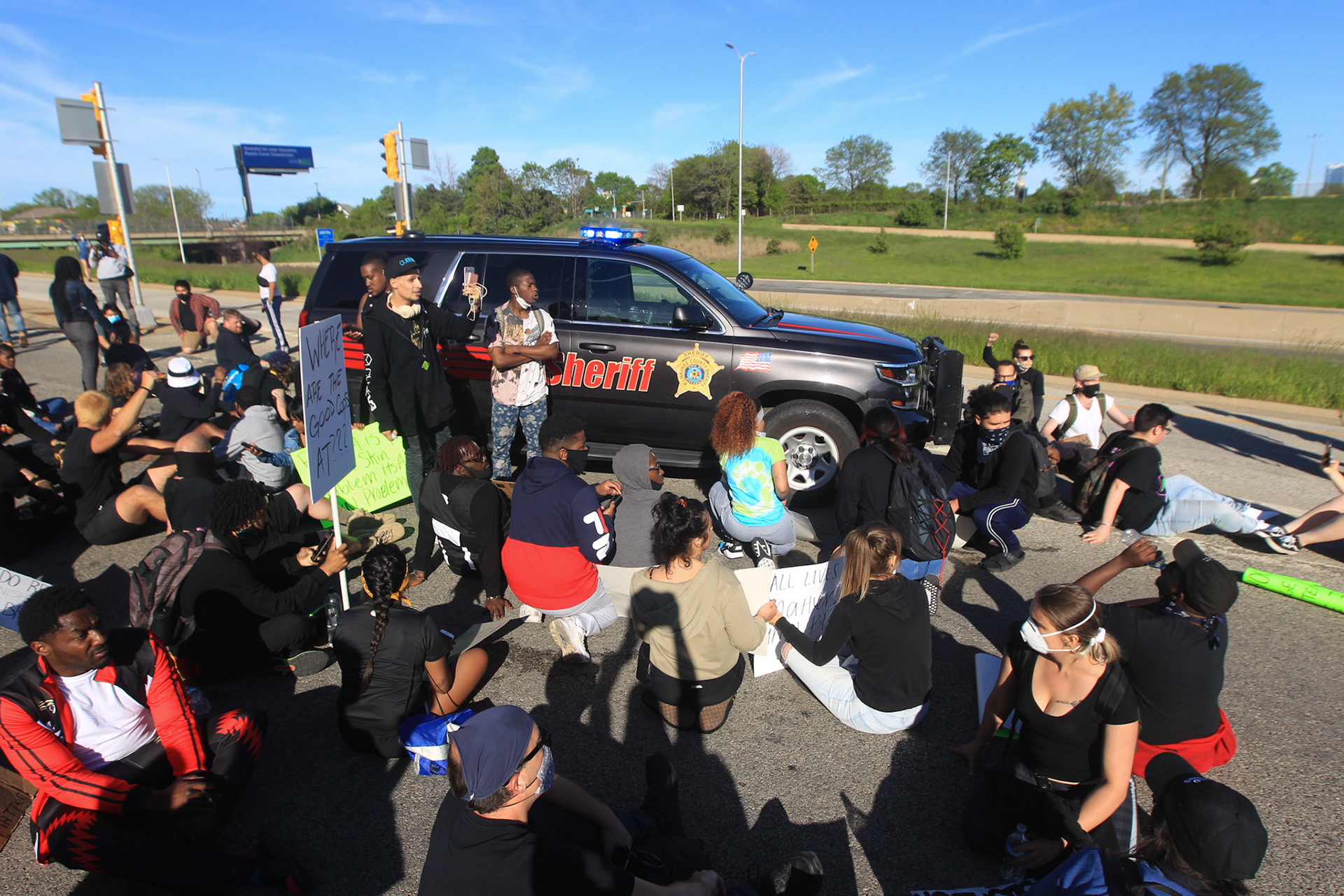 Milwaukee, WI, May 31. The third day of the march in Milwaukee was carried out peacefully, the march started from MLK and Locust to Oakland avenue, Hundreds of protesters cry out for justice after the murder of George Floyd caused by a police officer in Minneapolis . (photo by: Edwin Gonzalez)