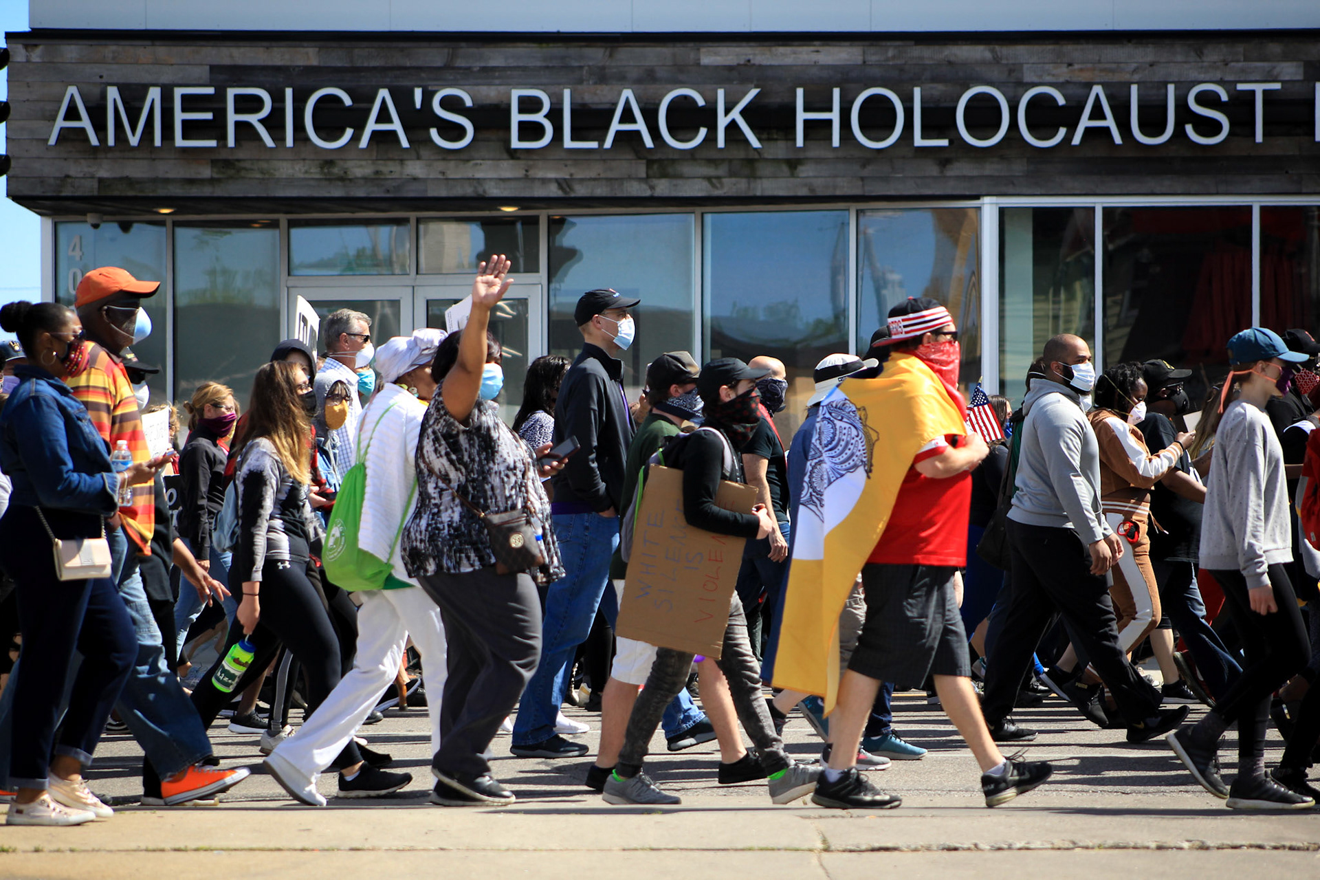 Milwaukee, WI, May 31. The third day of the march in Milwaukee was carried out peacefully, the march started from MLK and Locust to Oakland avenue, Hundreds of protesters cry out for justice after the murder of George Floyd caused by a police officer in Minneapolis . (photo by: Edwin Gonzalez)