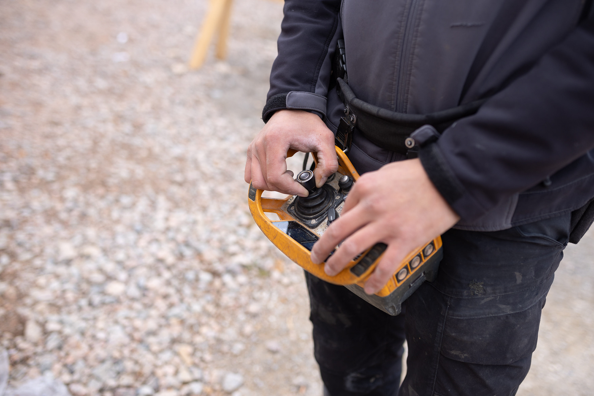 Bauarbeiter bedient Kranfernsteuerung auf der Baustelle des Zuberhauses Regensburg