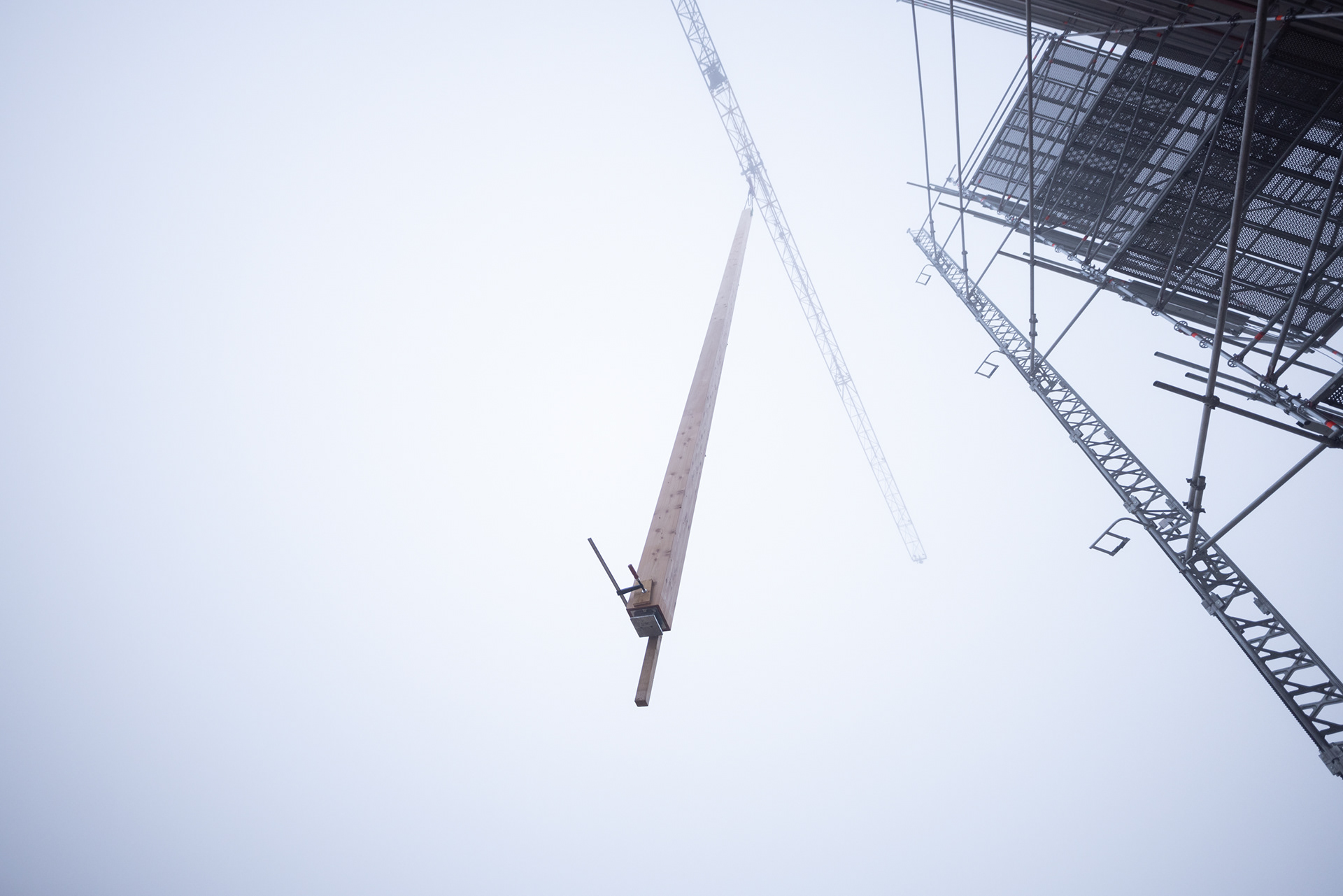 Holzstütze im Nebel am Kran hängend, Zuberhaus Regensburg im Herbst
