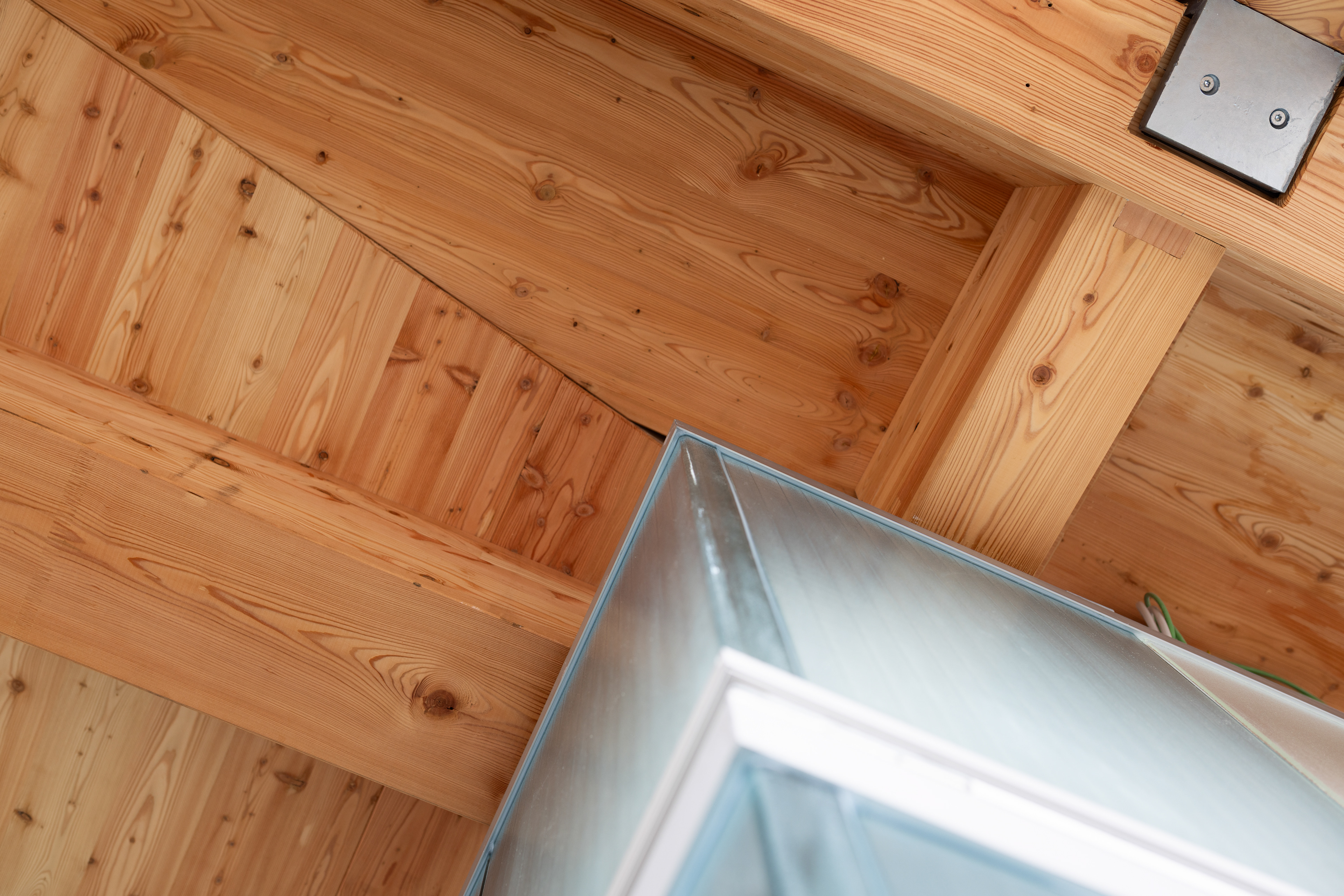Zuberhaus Regensburg, Deckenkonstruktion aus Massivholz mit Glasbaustein-Ecke im Detail