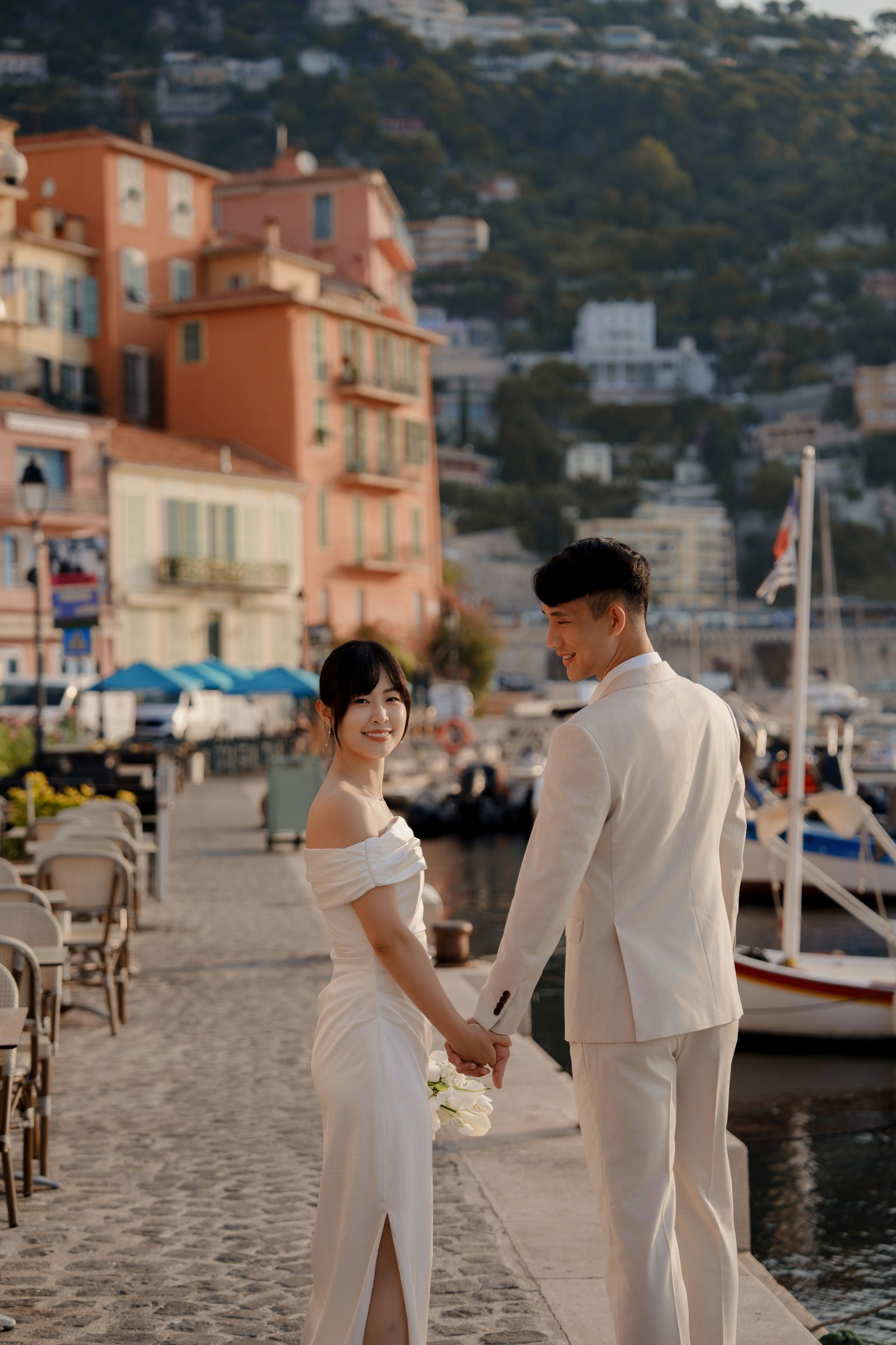 Holding hands by the colourful harbour houses in Villefranche-sur-Mer