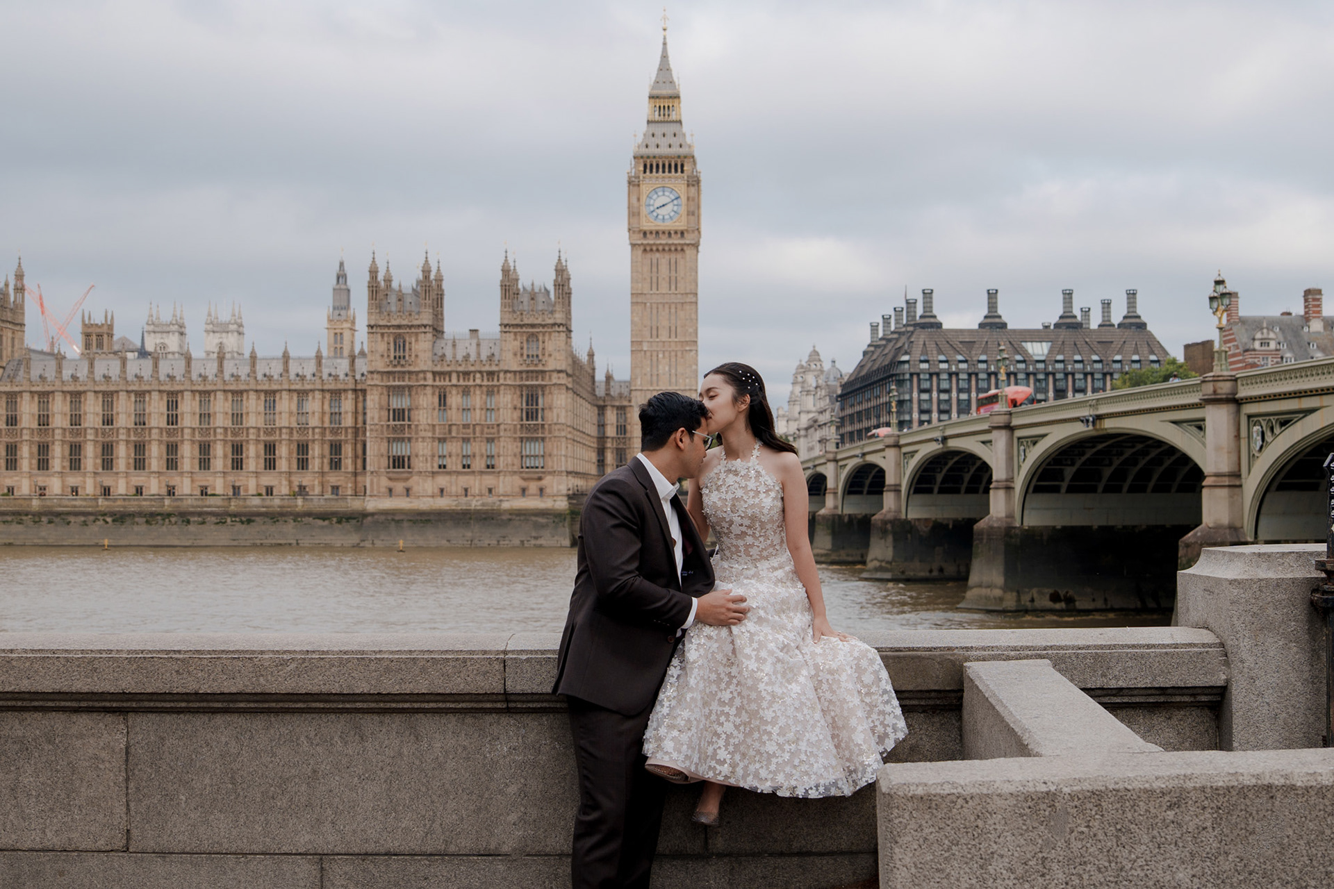 London Couple Photo At Big Ben 