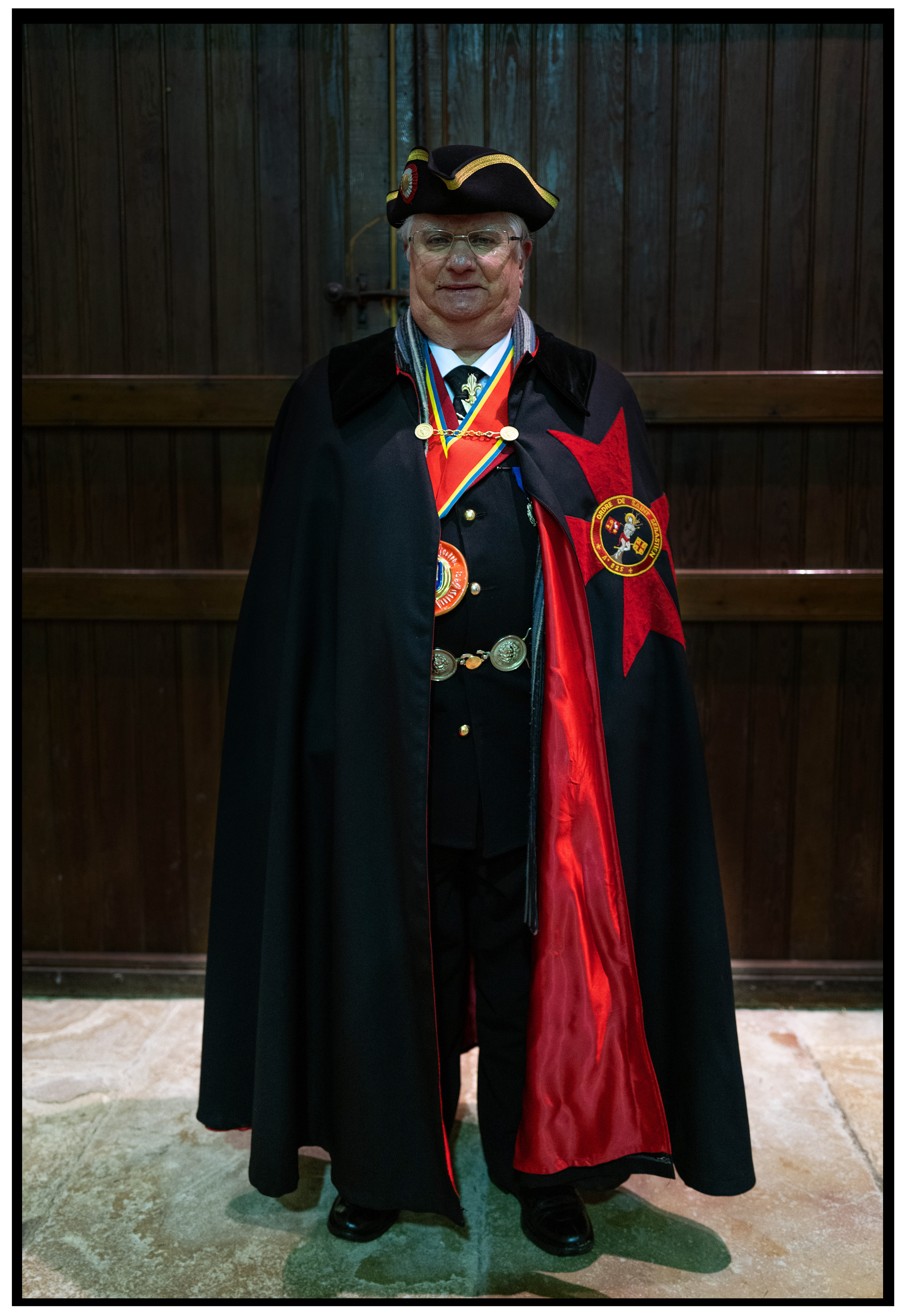 Membre de la confrérie en costume traditionnel, participant à la procession de la Saint-Vincent.