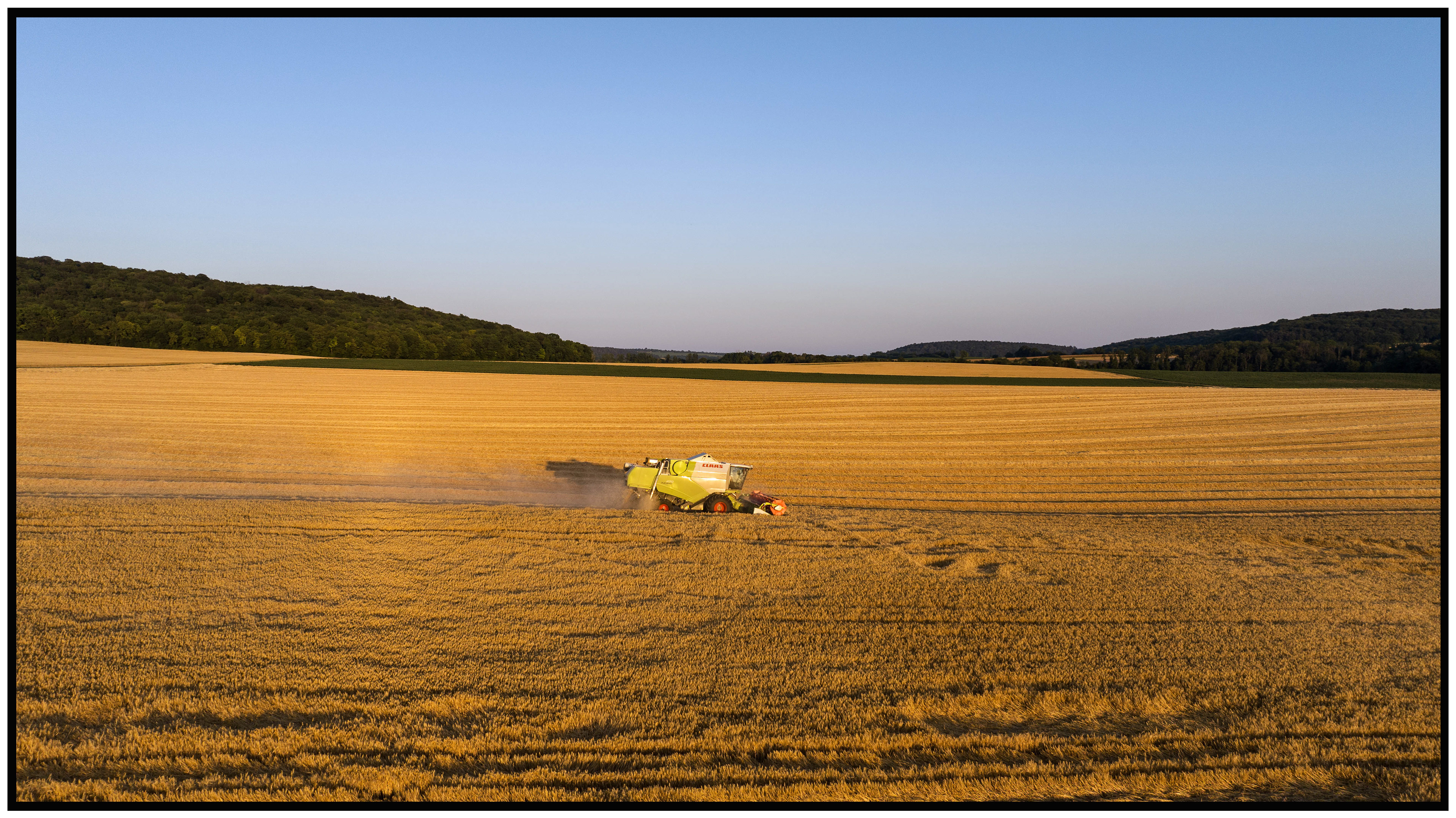 L'agriculteur et sa machine seul à abattre le travail d'un champ, là où il y a 100 ans, c'était des milliers de paysans