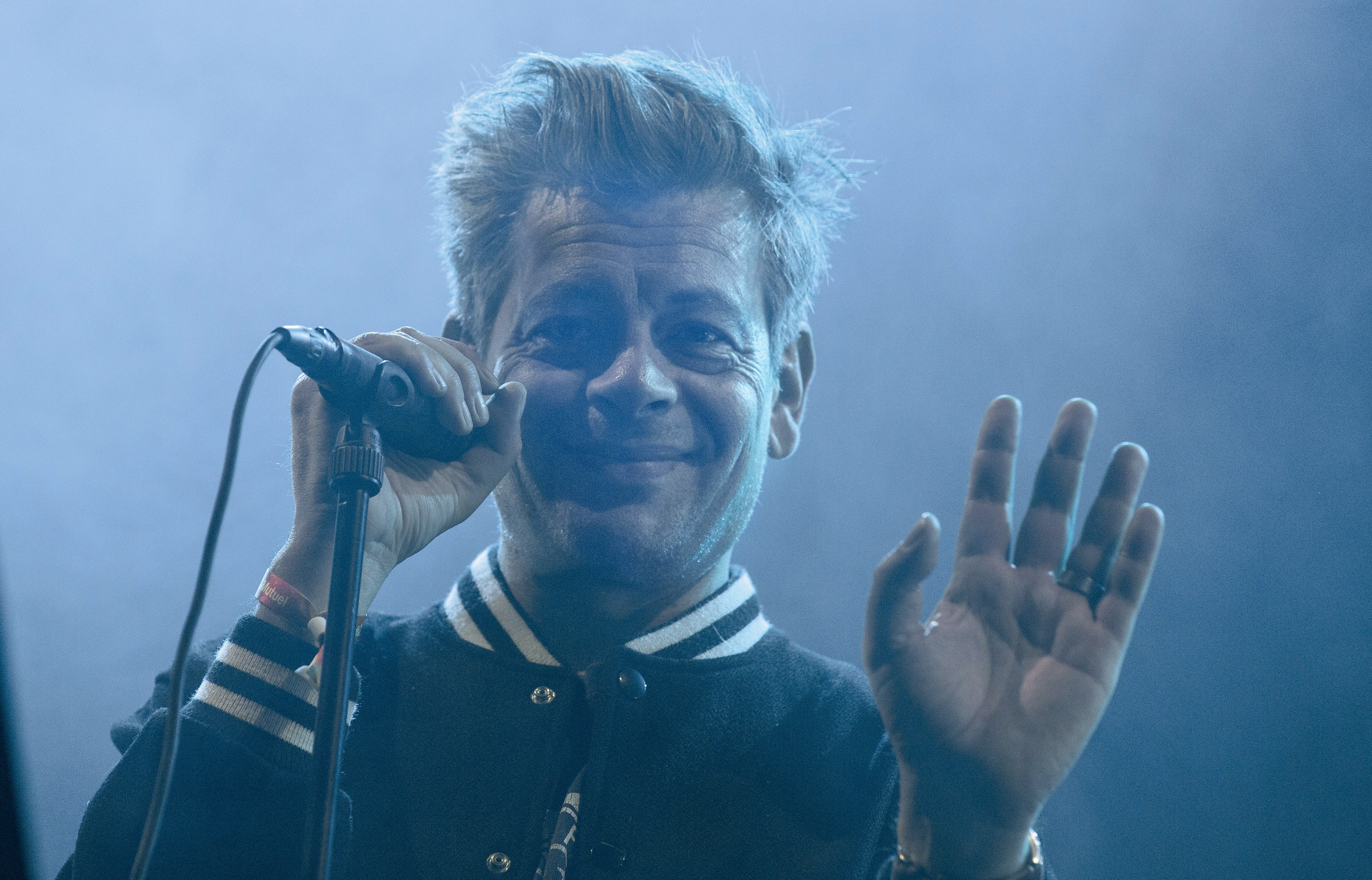 Benjamin Biolay sur scène au festival Rolling Saône, en train de performer devant un public enthousiaste.