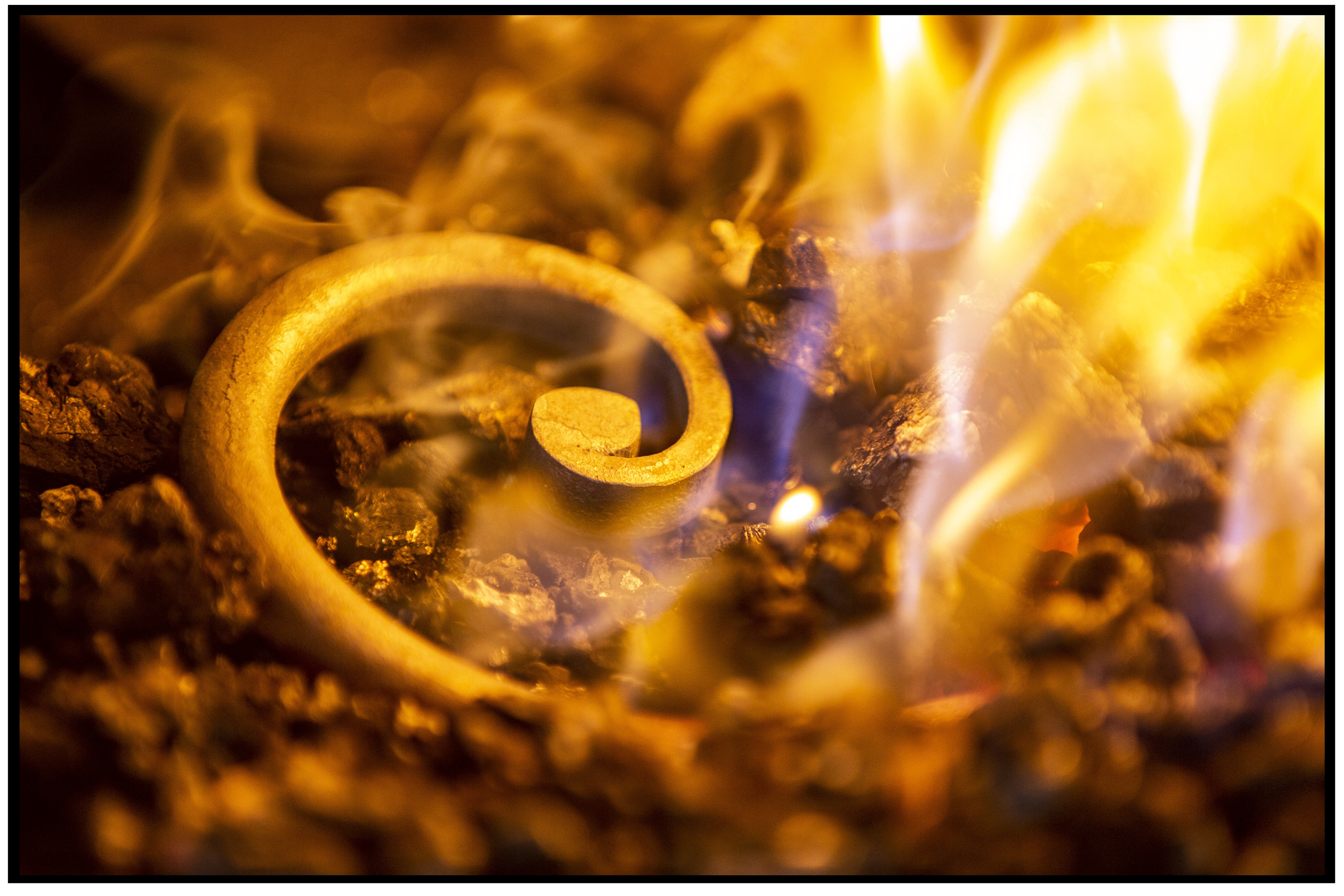 Gros plan d'un cœur en métal incandescent dans le feu, capturant l'intensité de la forge.