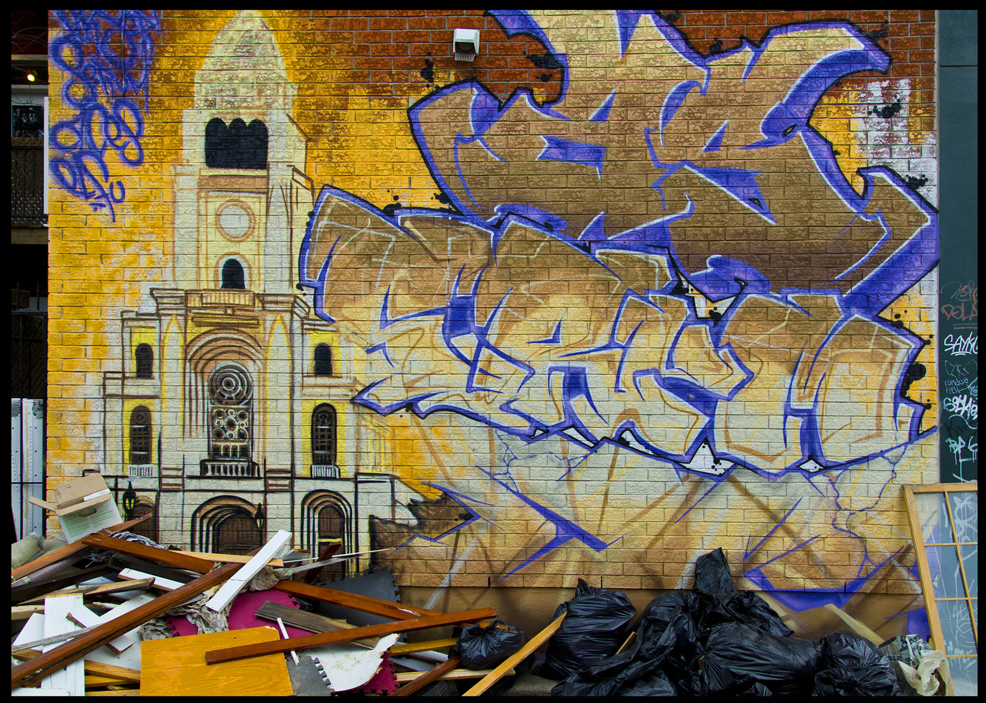 Mur à Montréal couvert de graffitis colorés et d'art urbain.