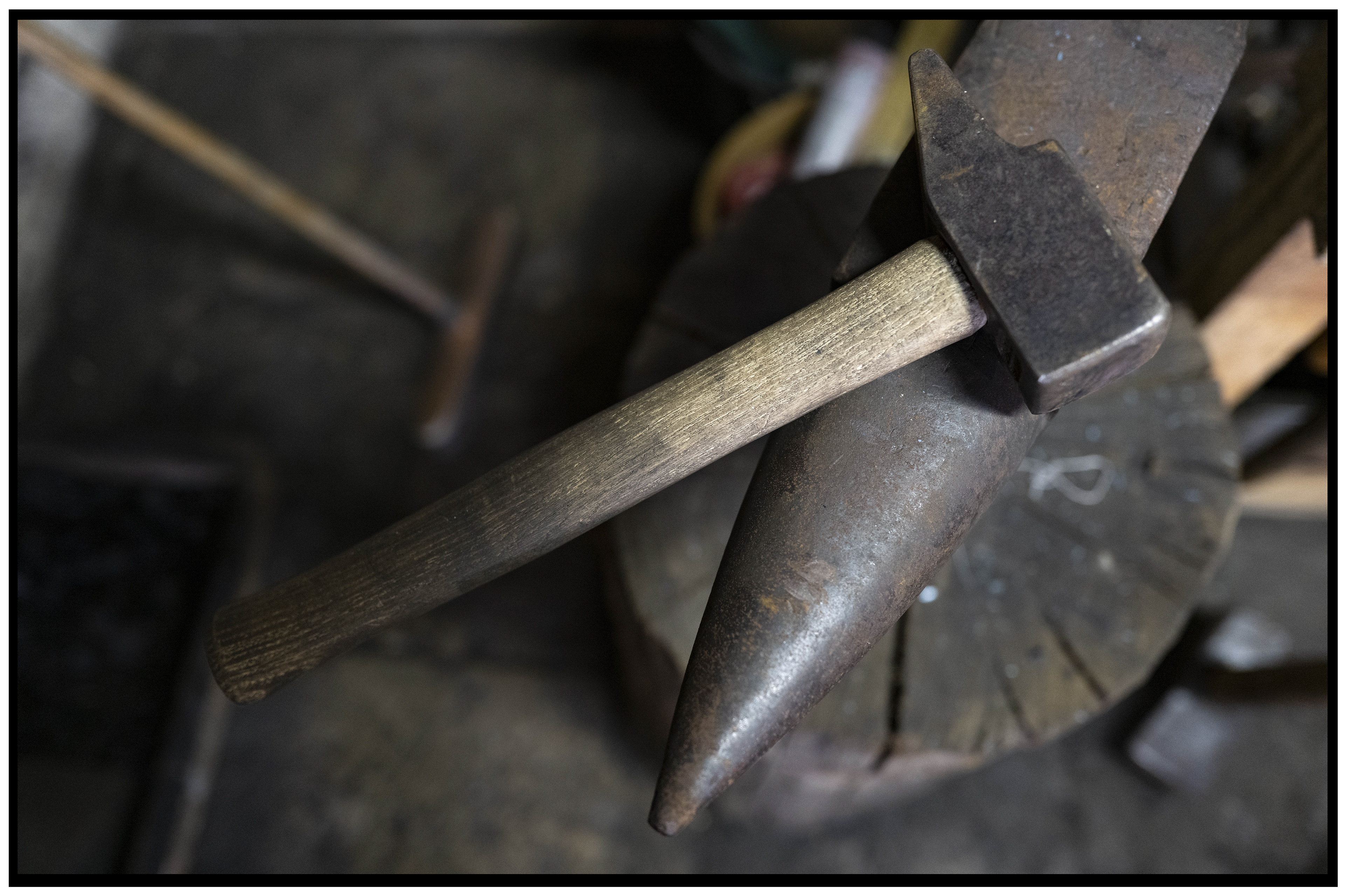 Deux marteaux en métal, représentant les outils traditionnels du forgeron, posés sur une surface de travail.