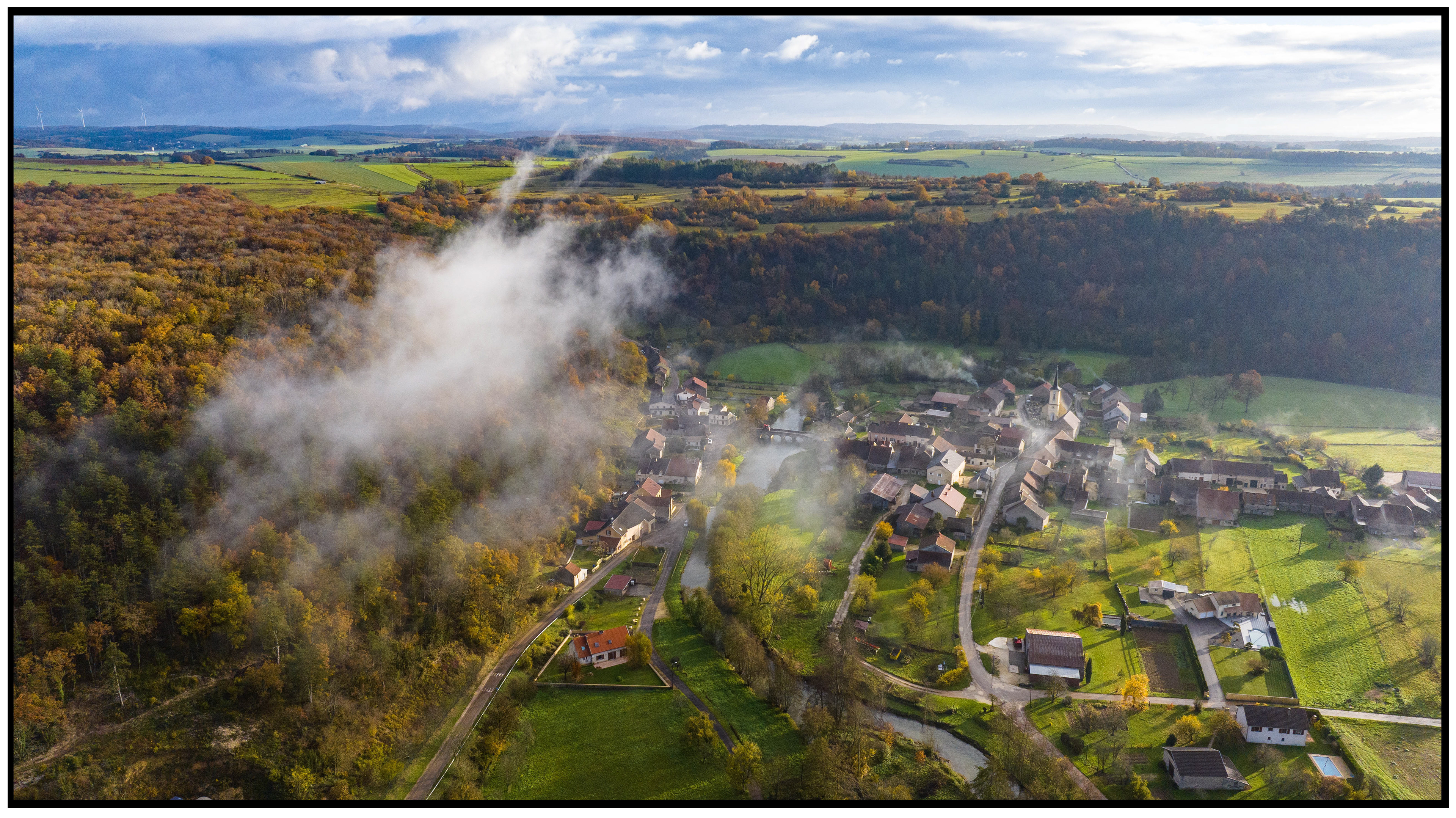 Haute-Saône, un des villages rattachés à Champlitte et le cours d'eau Le Salon