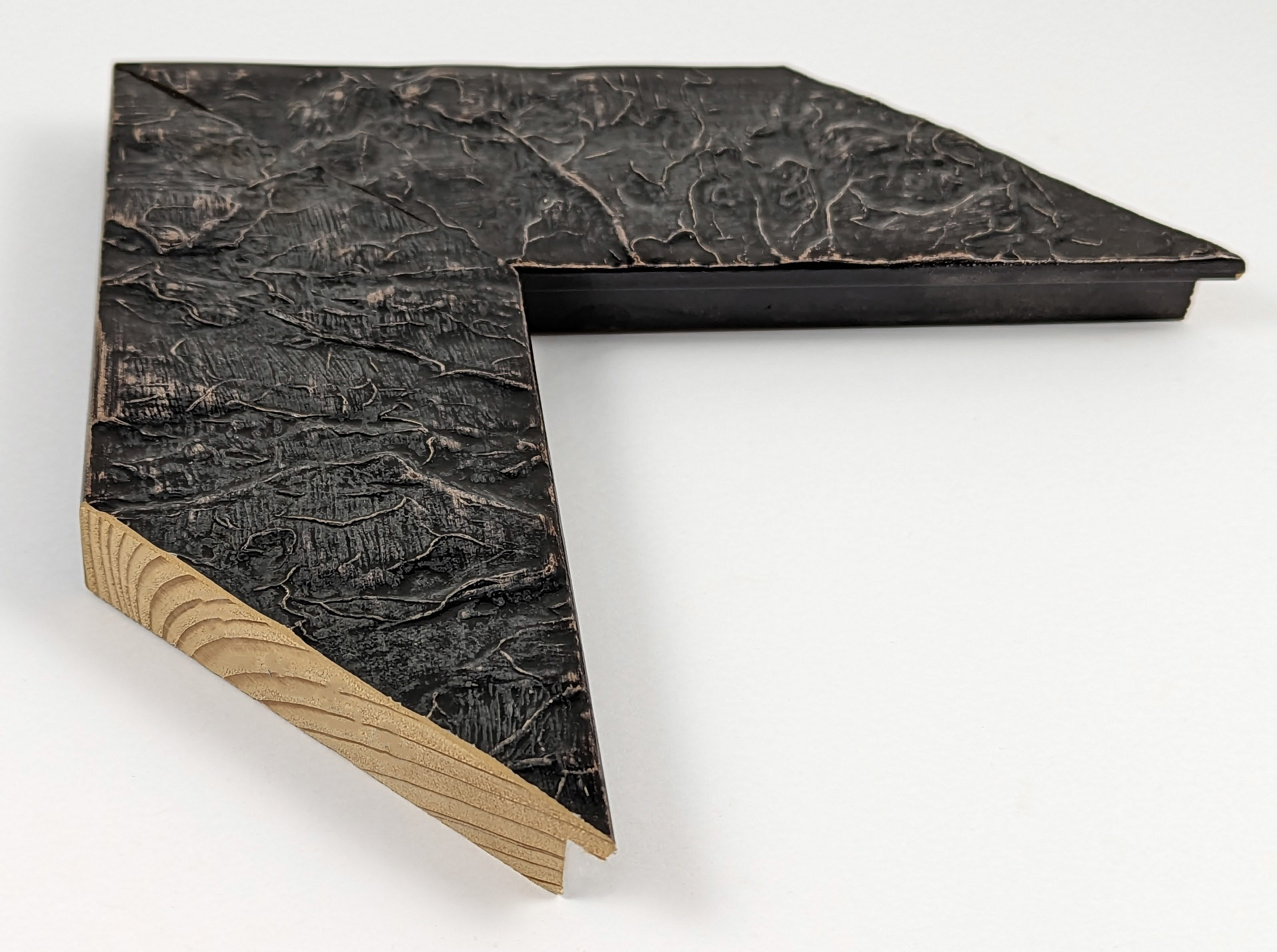 2080 - 85x20 - μαύρη λάκα γυαλιστερή ανάγλυφη, ξύλο πεύκο