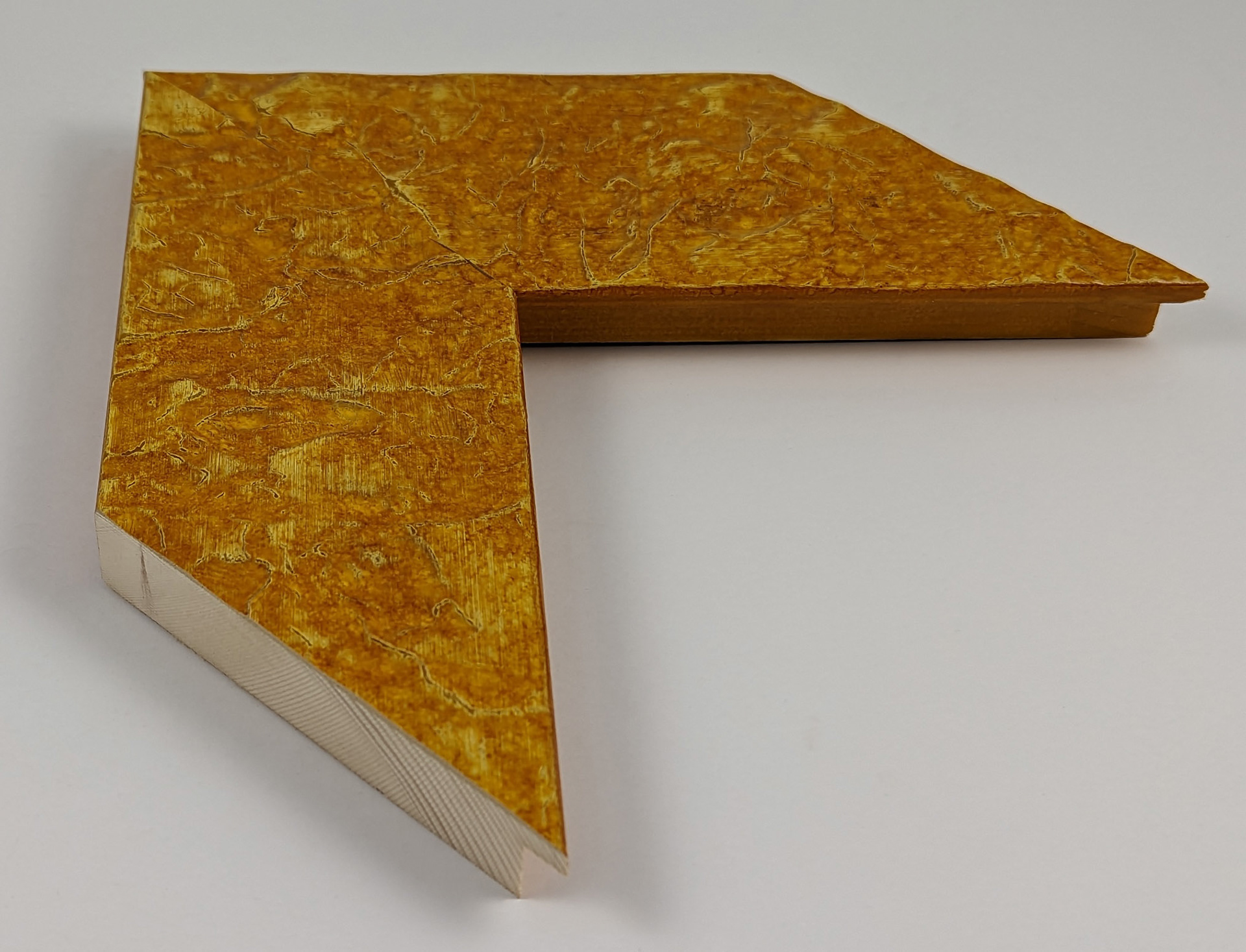 2083 - 85x20 - κίτρινη λάκα γυαλιστερή ανάγλυφη, ξύλο πεύκο