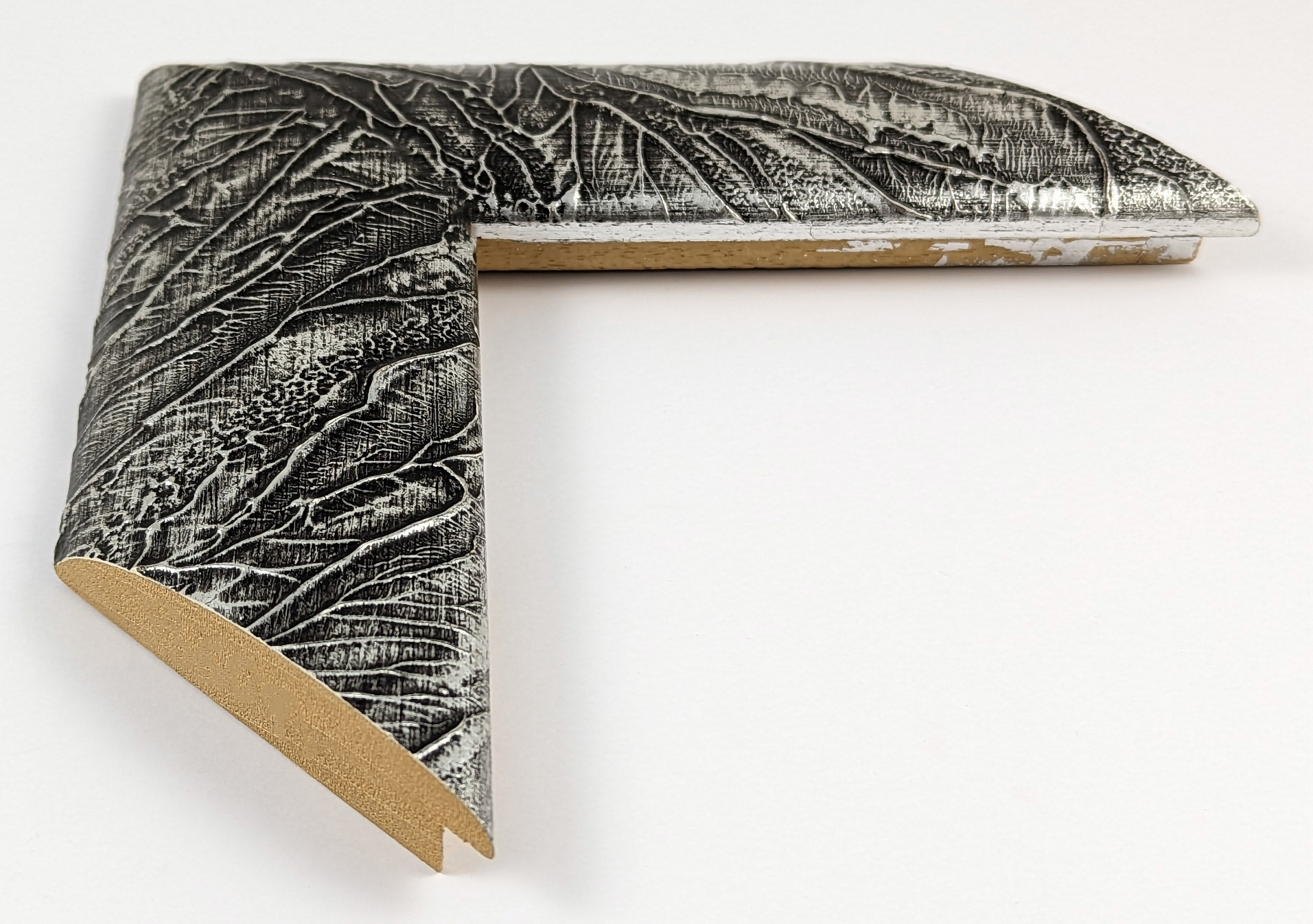 2652 - 73x25 - φύλλο ασημί με μαύρο ανάγλυφο, ξύλο αγιούζ